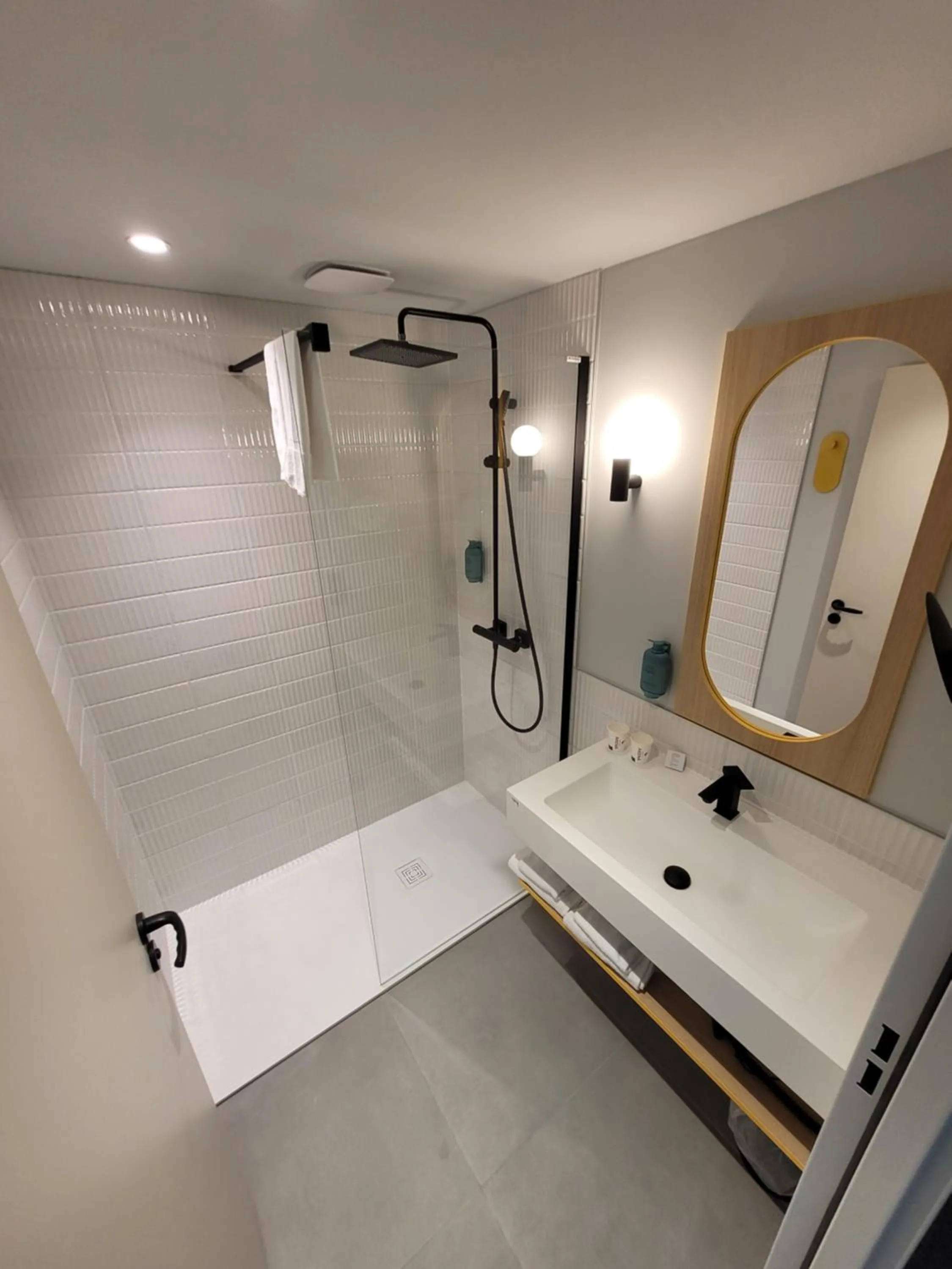 Shower in Hôtel AKENA Strasbourg - Hoerdt