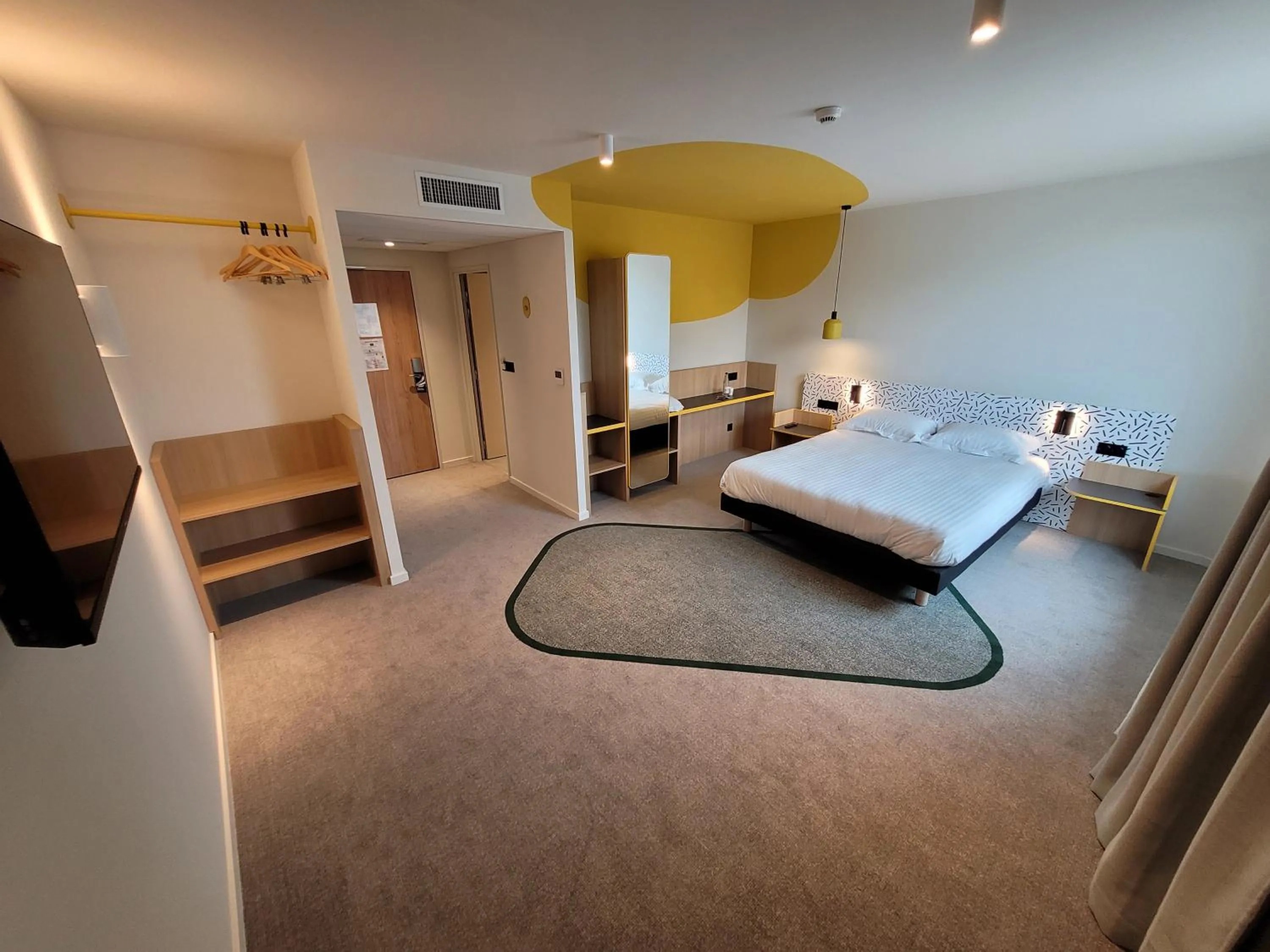 Photo of the whole room, Bed in Hôtel AKENA Strasbourg - Hoerdt