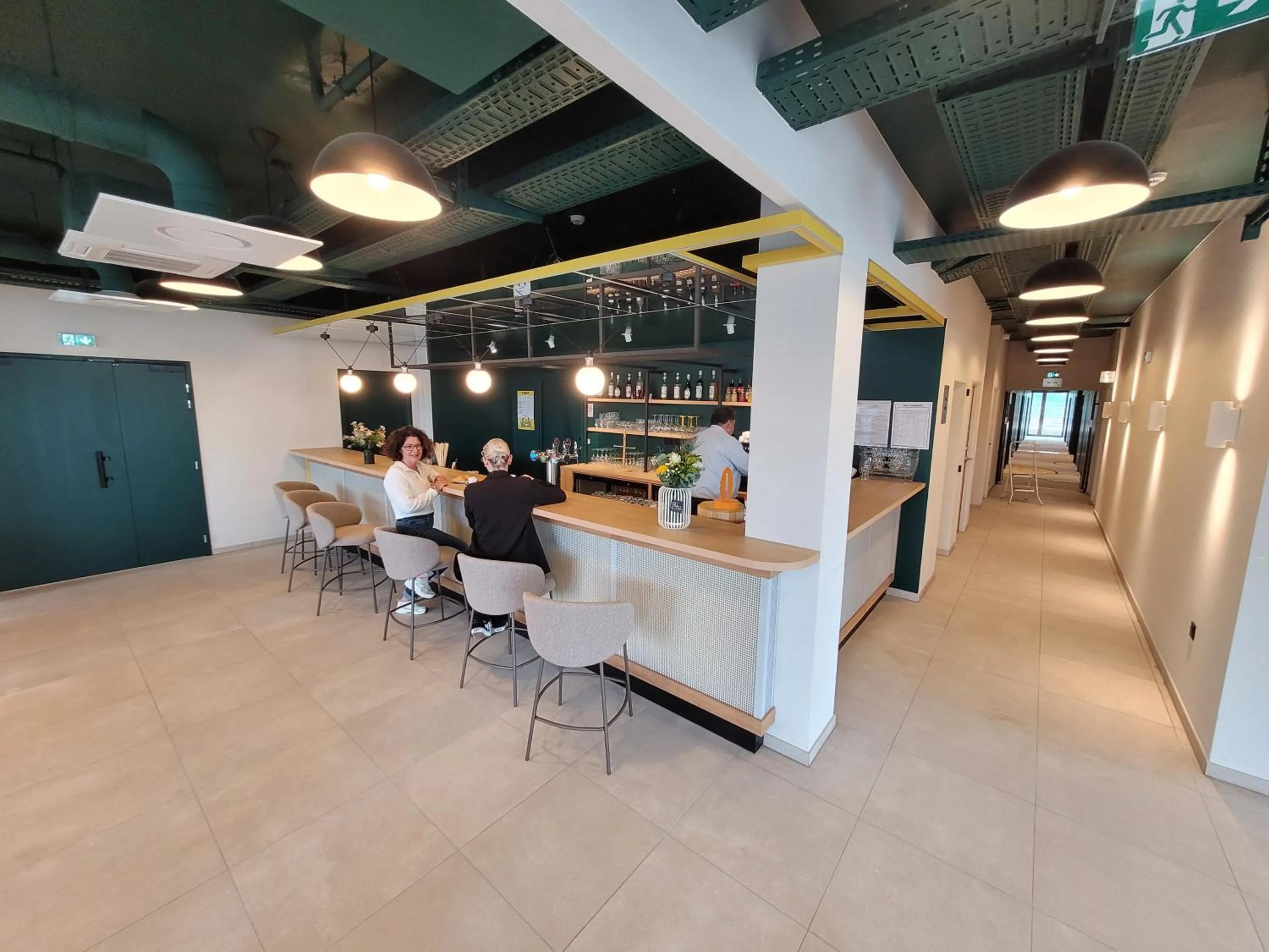 Lounge or bar in Hôtel AKENA Strasbourg - Hoerdt