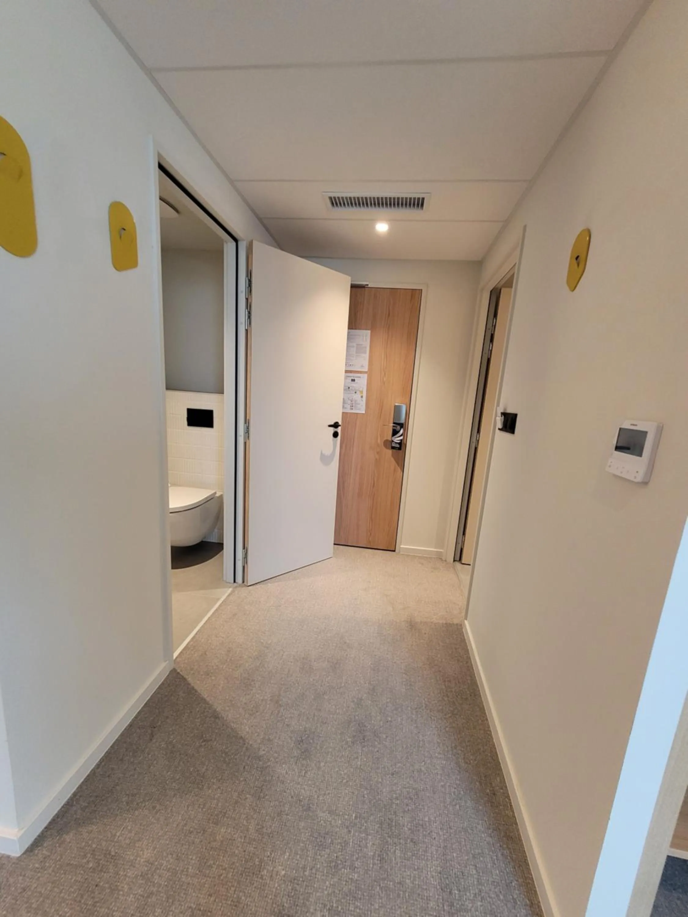 Toilet in Hôtel AKENA Strasbourg - Hoerdt