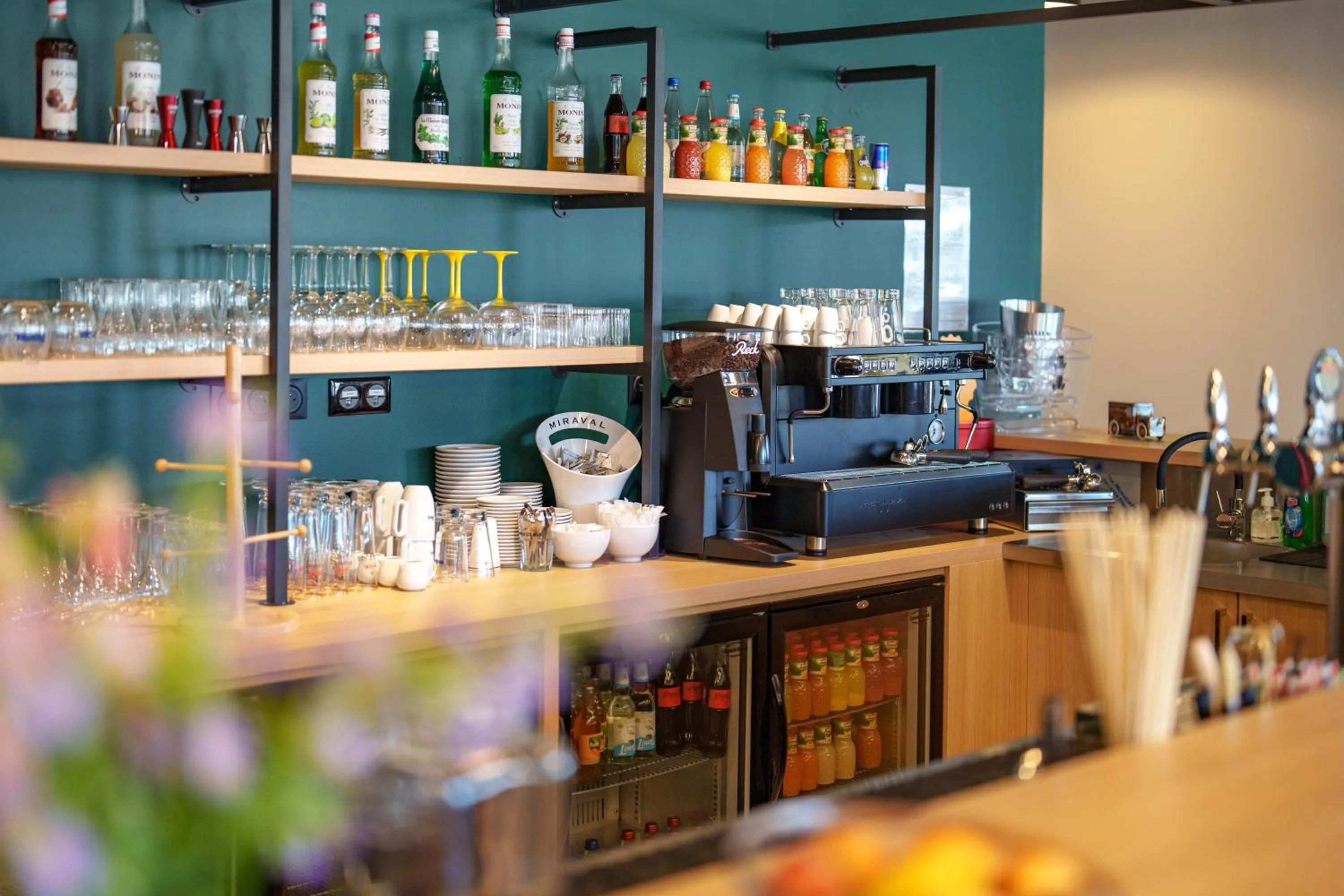 Lounge or bar in Hôtel AKENA Strasbourg - Hoerdt