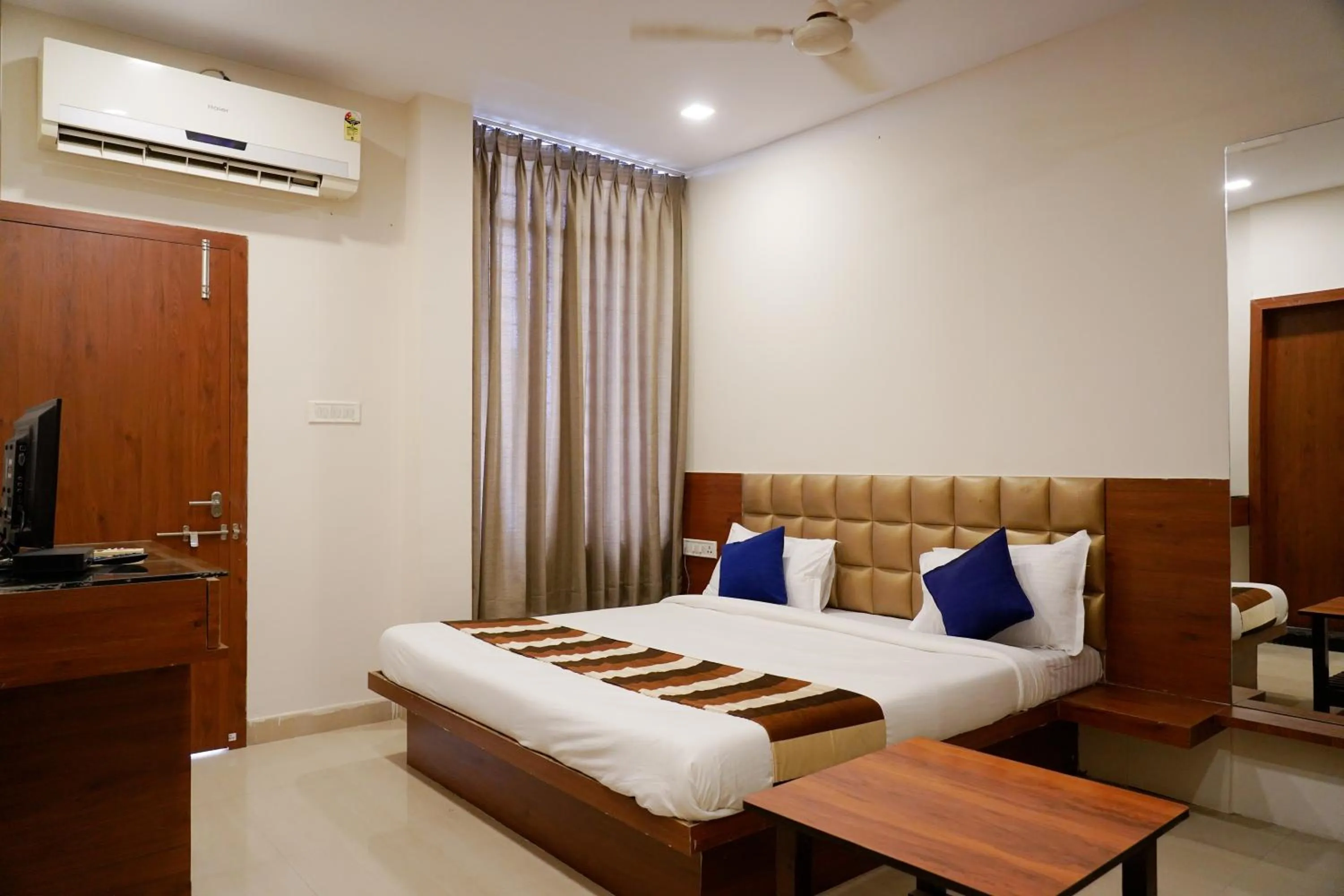 Bedroom, Bed in Hotel Suryodaya