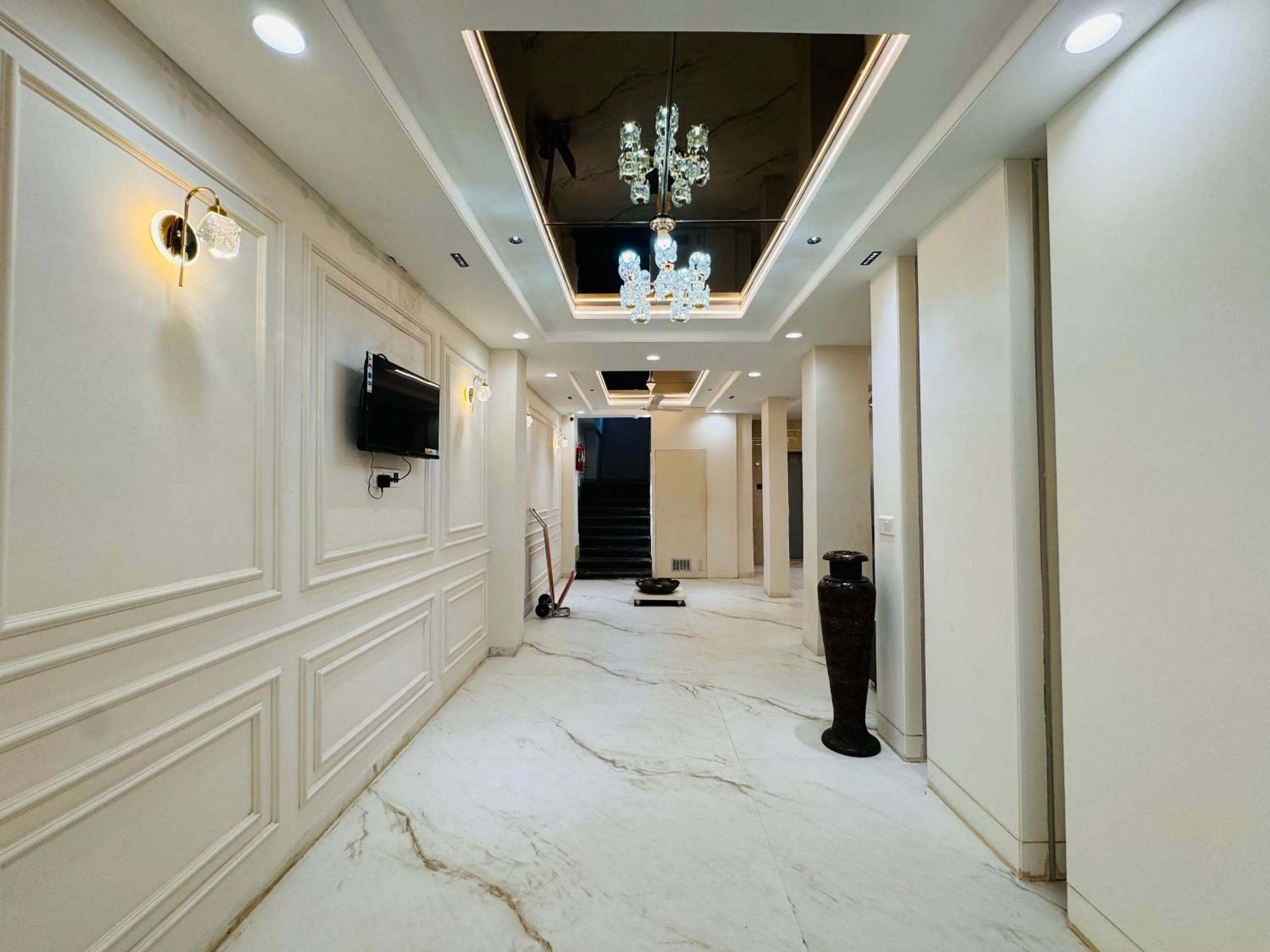 TV and multimedia in Hotel Suryodaya