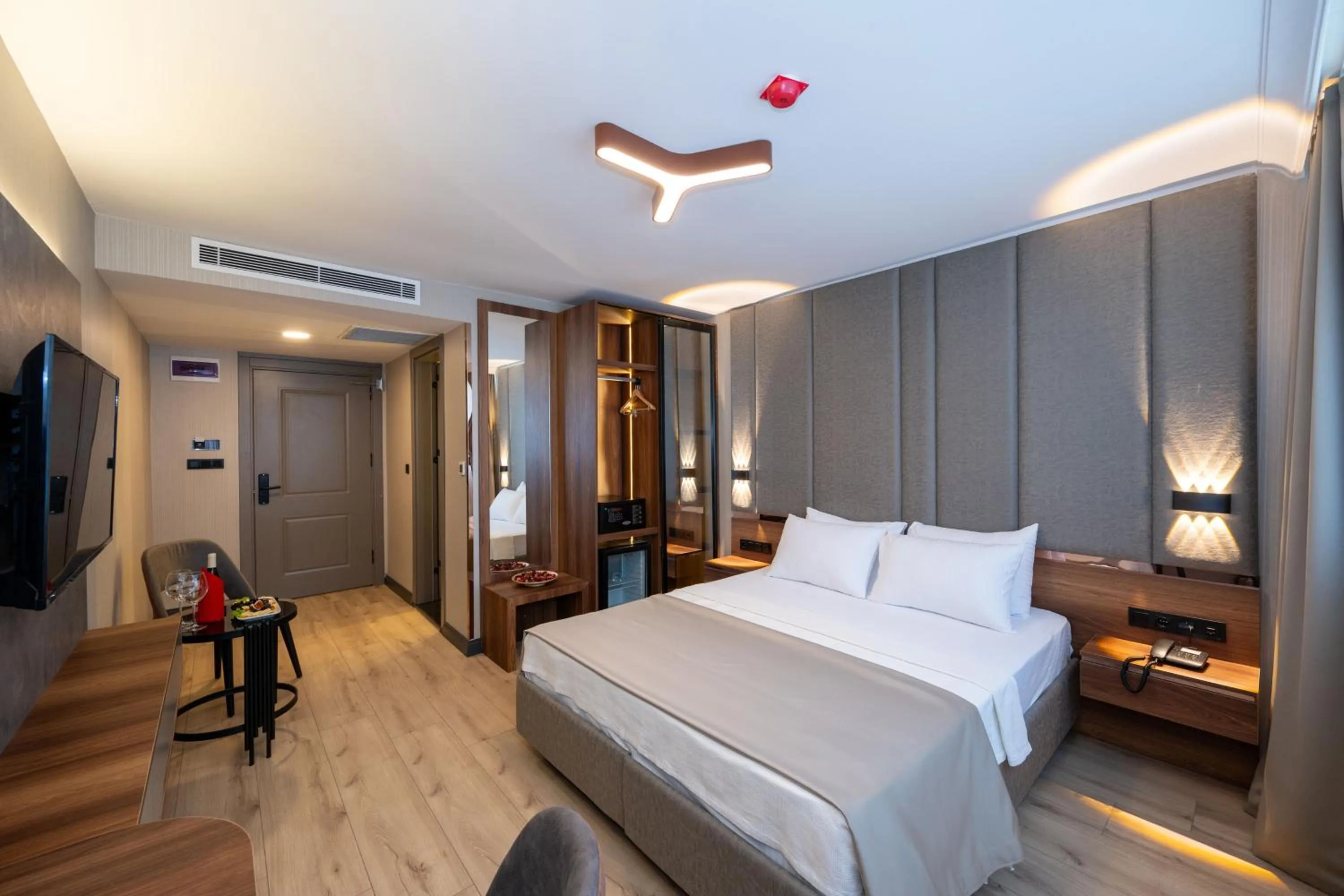 Photo of the whole room, Bed in Vess Hotel