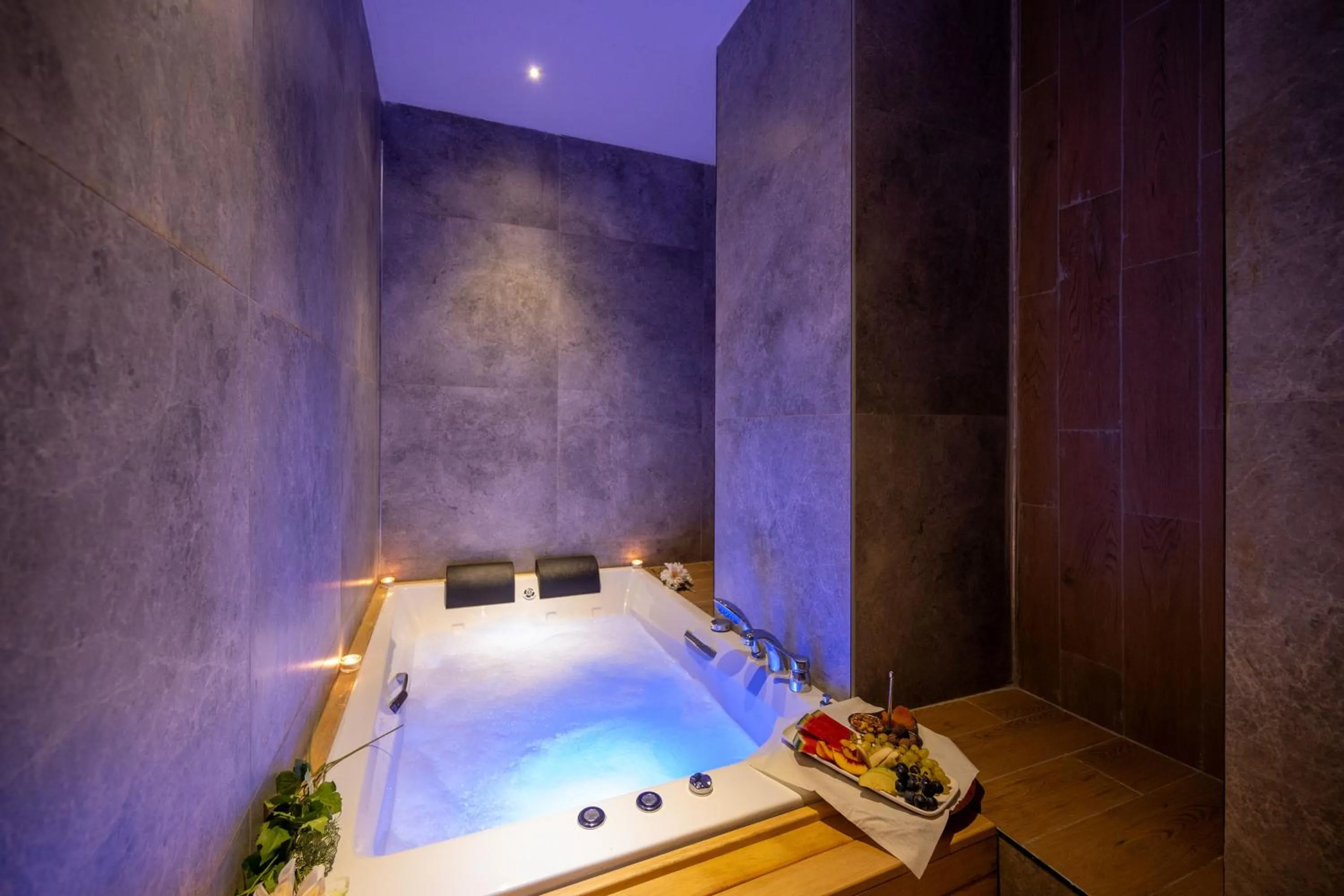 Spa and wellness centre/facilities, Bed in Vess Hotel