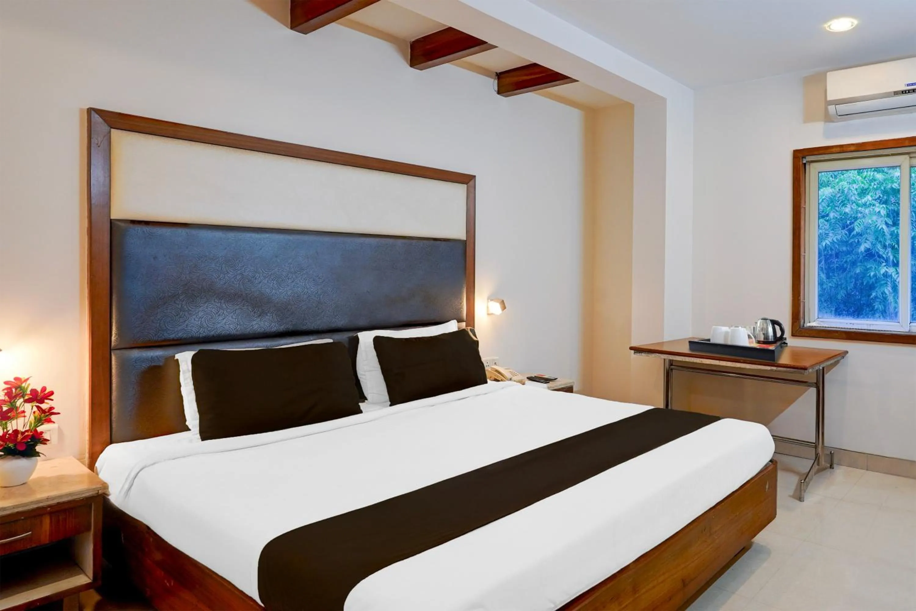 Bedroom, Bed in Super Townhouse Arcot Road Near Kauvery hospital