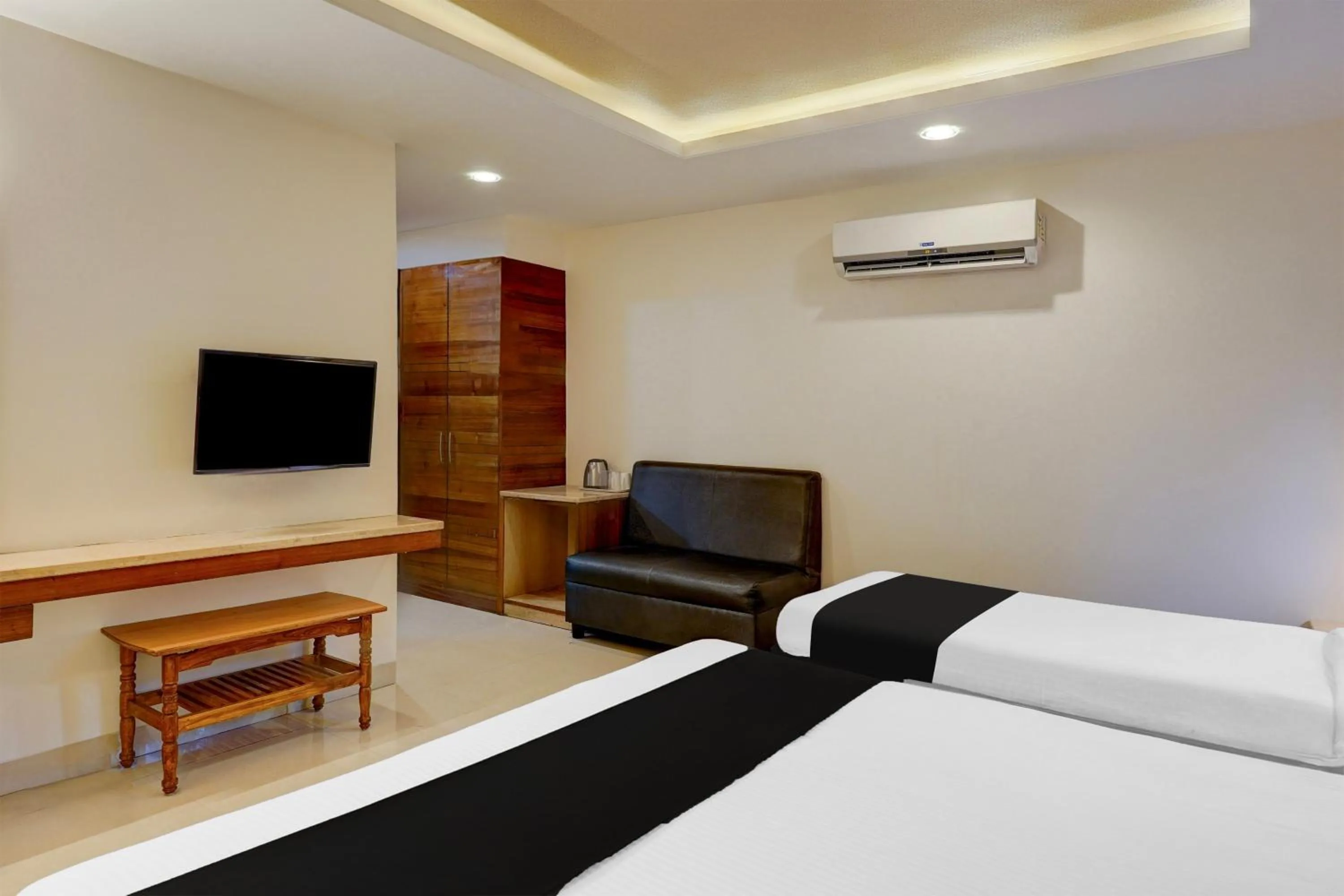 Bedroom, Bed in Super Townhouse Arcot Road Near Kauvery hospital