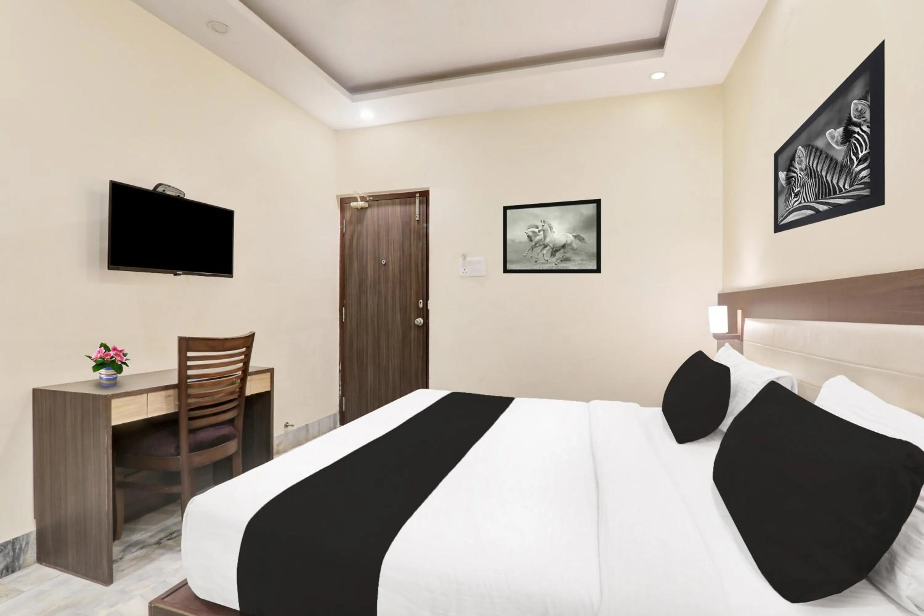 Bedroom, Bed in Super Townhouse Kankarbagh Formerly Kunwar Alcajars