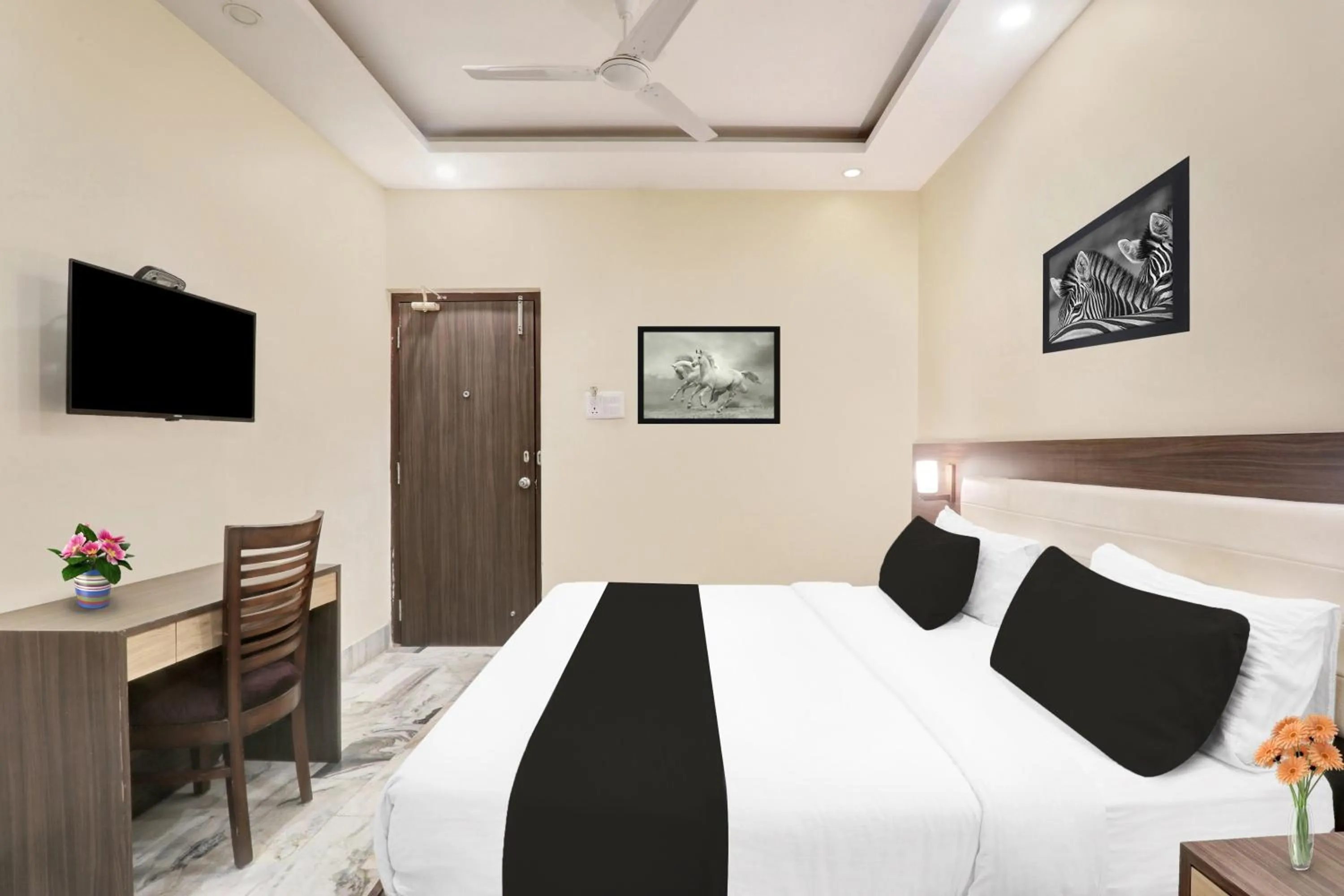 Bedroom, Bed in Super Townhouse Kankarbagh Formerly Kunwar Alcajars