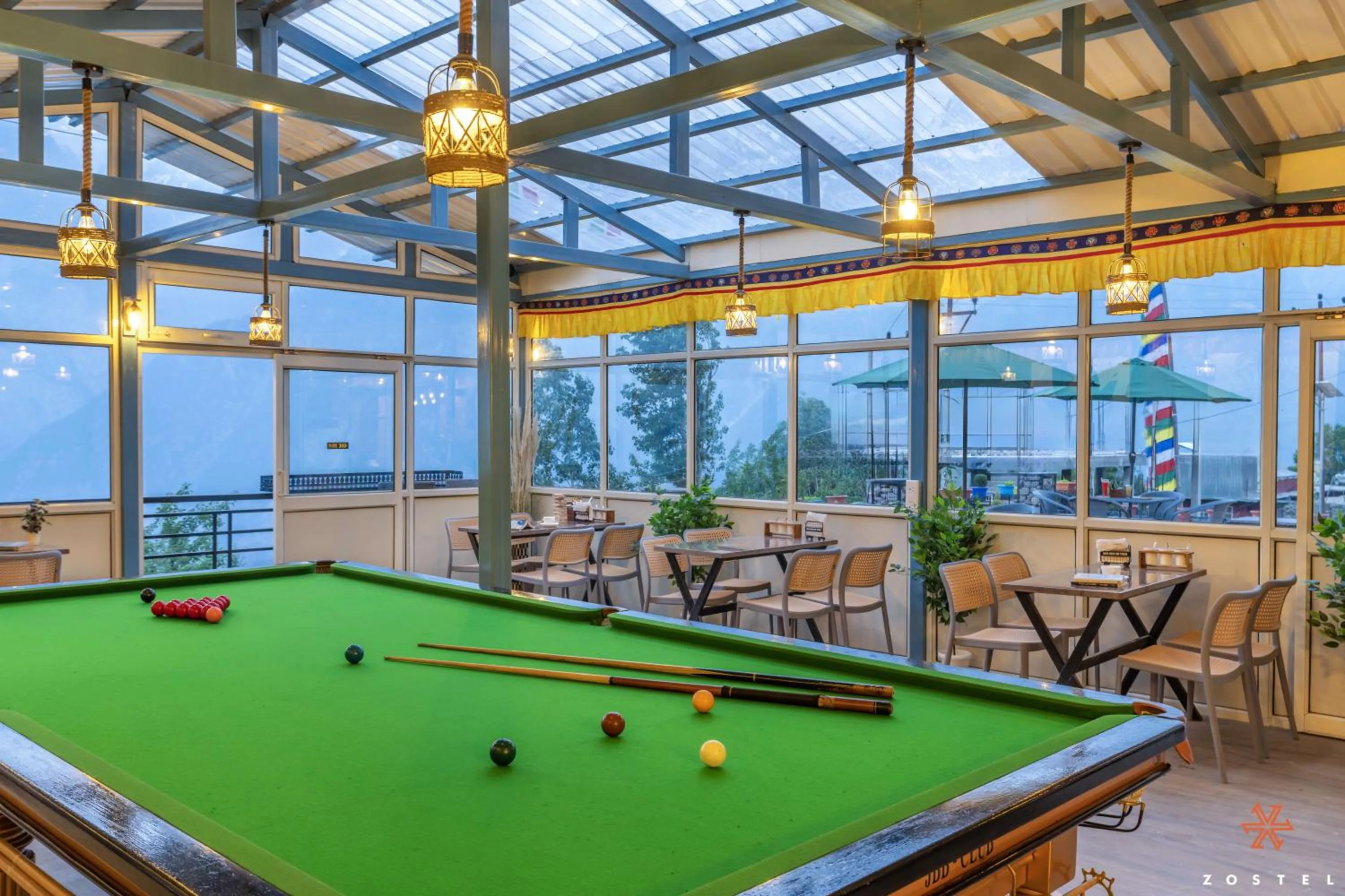 Communal lounge/ TV room in Zostel Kalpa