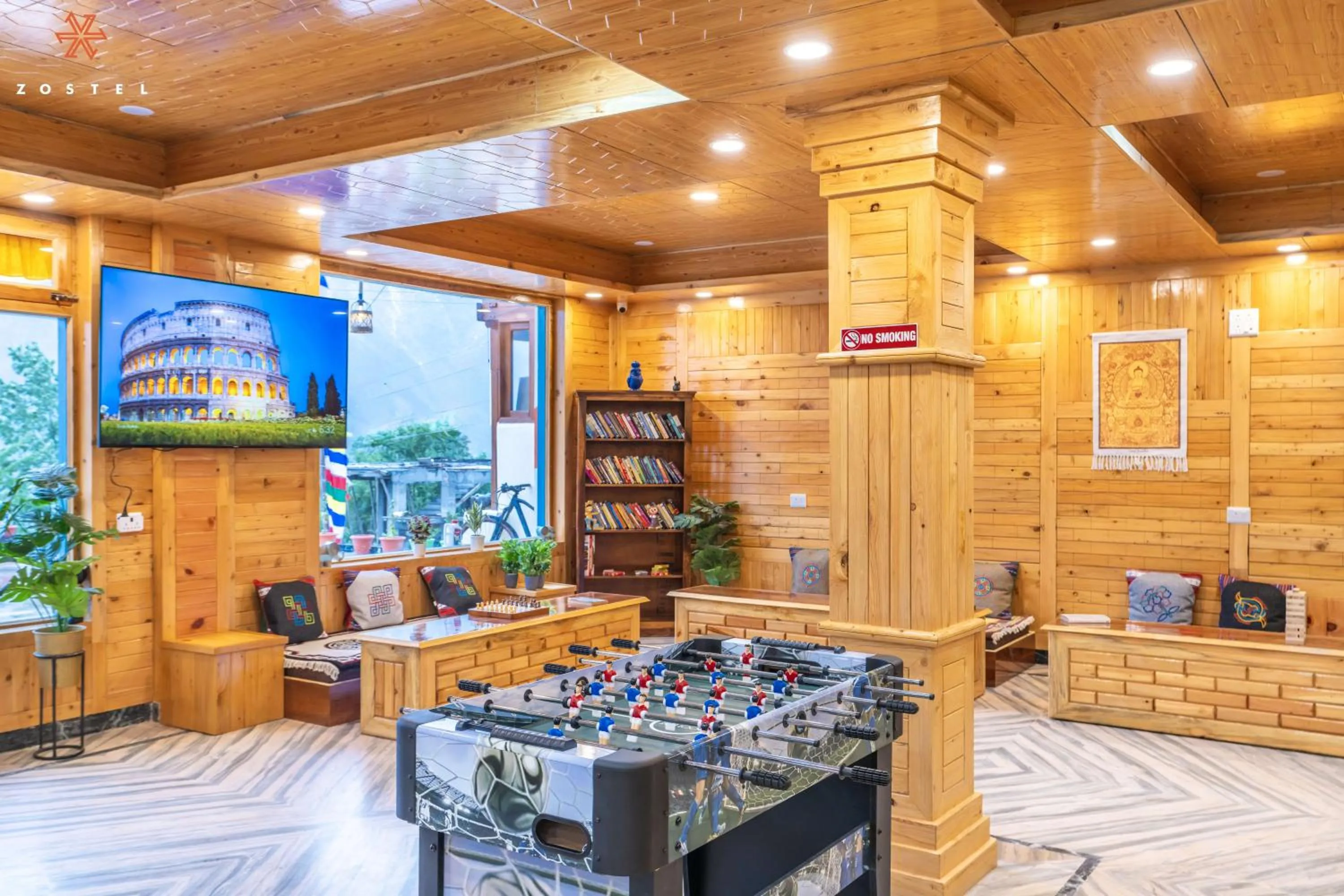 Communal lounge/ TV room in Zostel Kalpa