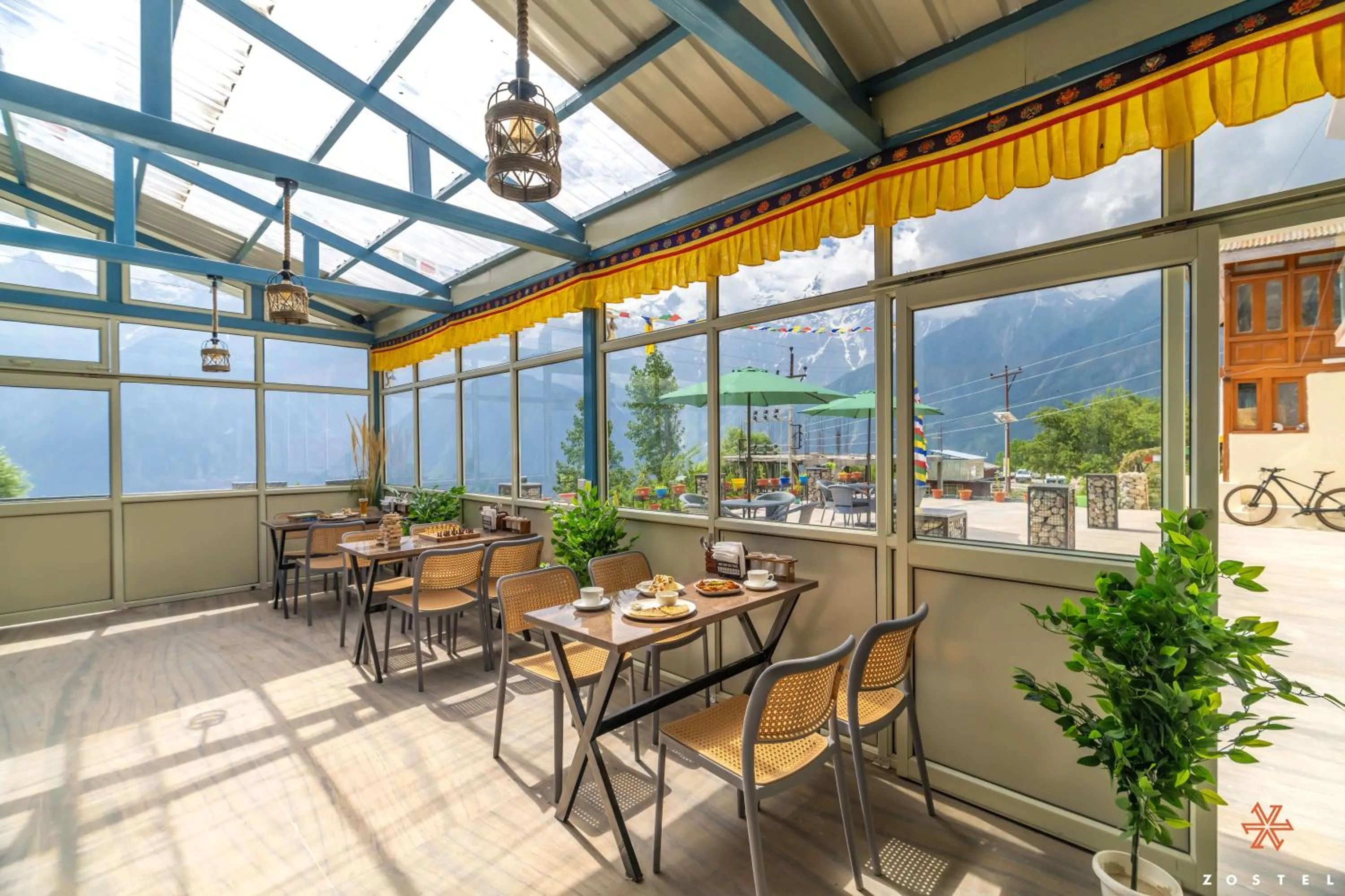 Restaurant/places to eat in Zostel Kalpa