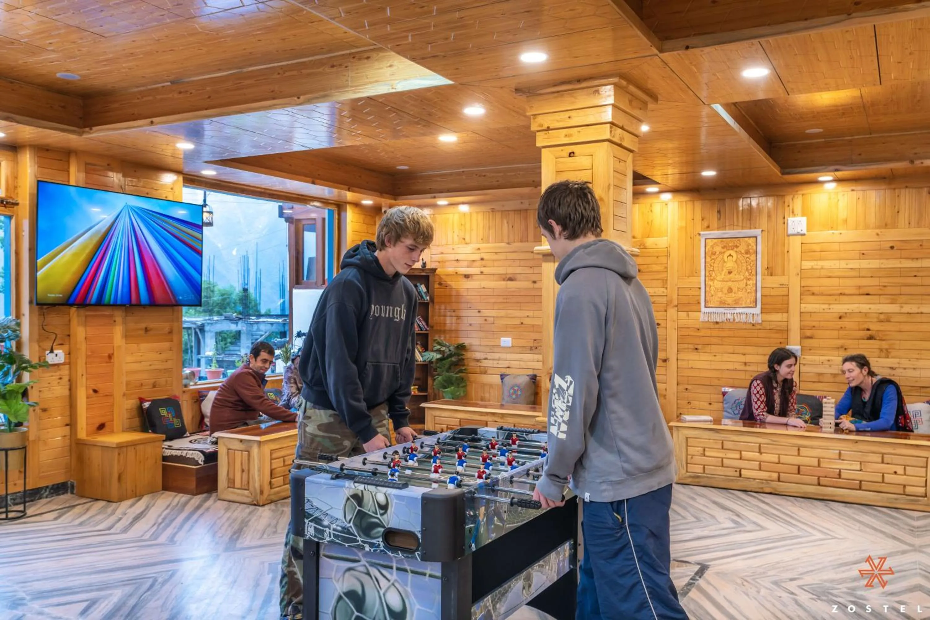 Communal lounge/ TV room in Zostel Kalpa