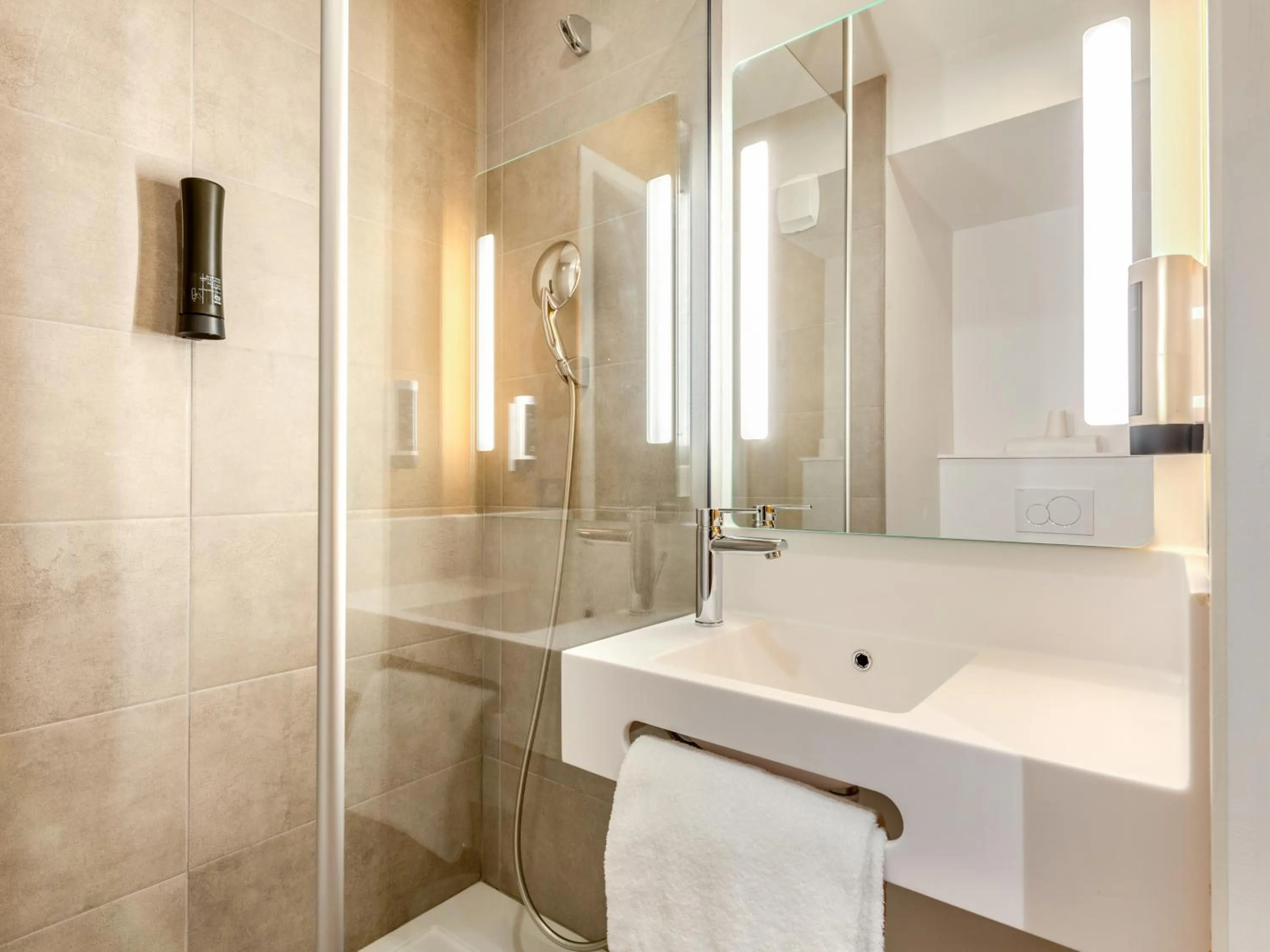 Shower in B&B HOTEL Brest Porte de Gouesnou