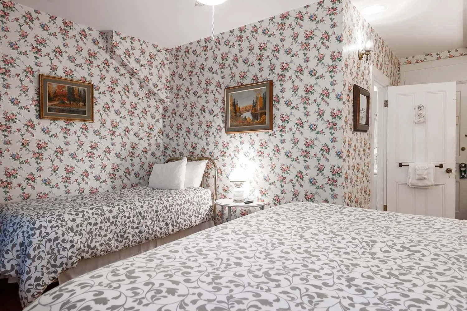 Bed in Stone Maiden Inn