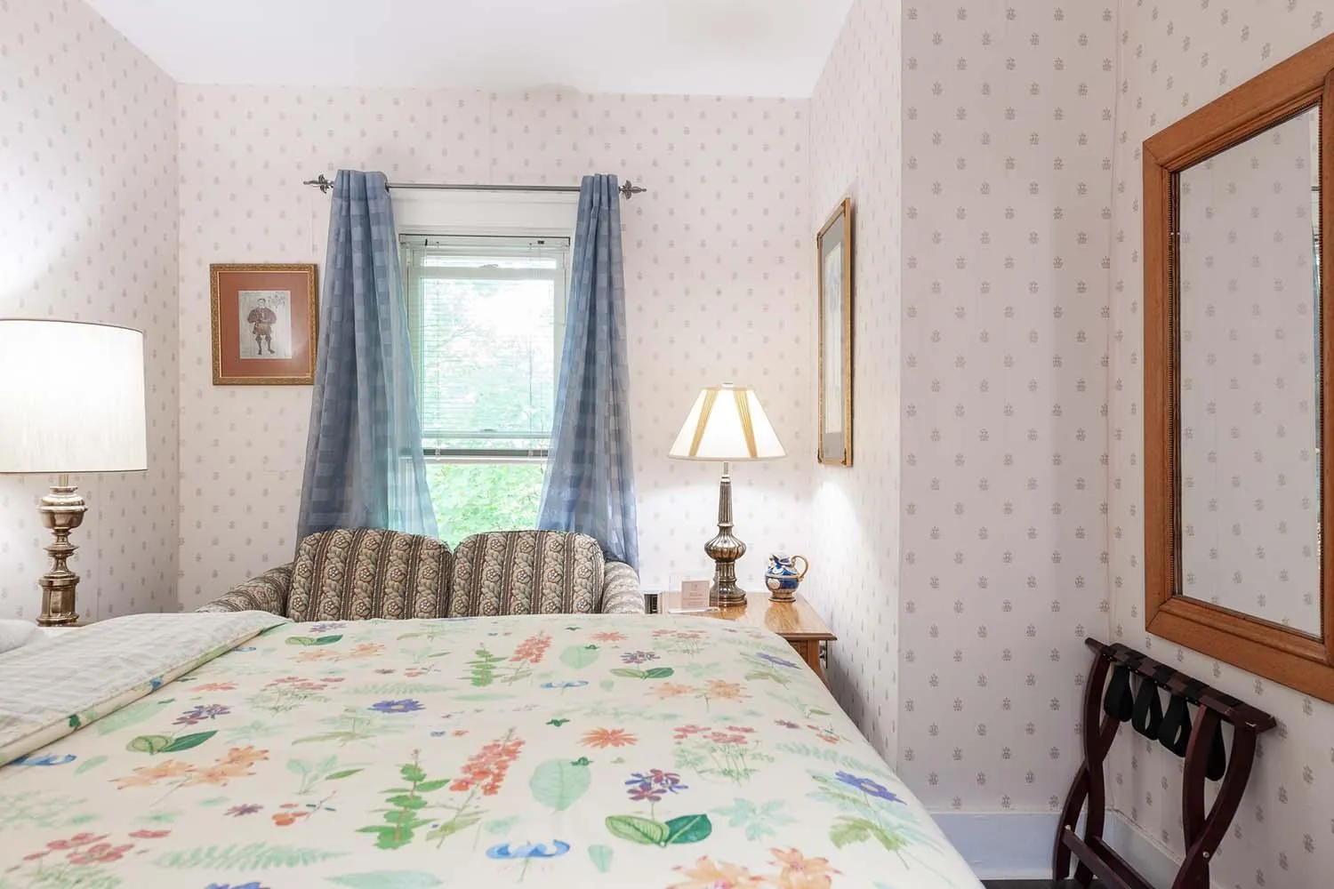 Bed in Stone Maiden Inn