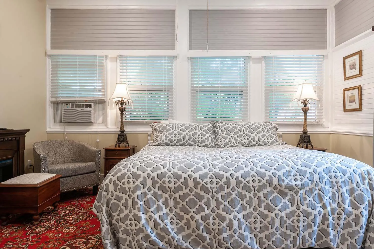 Bed in Stone Maiden Inn