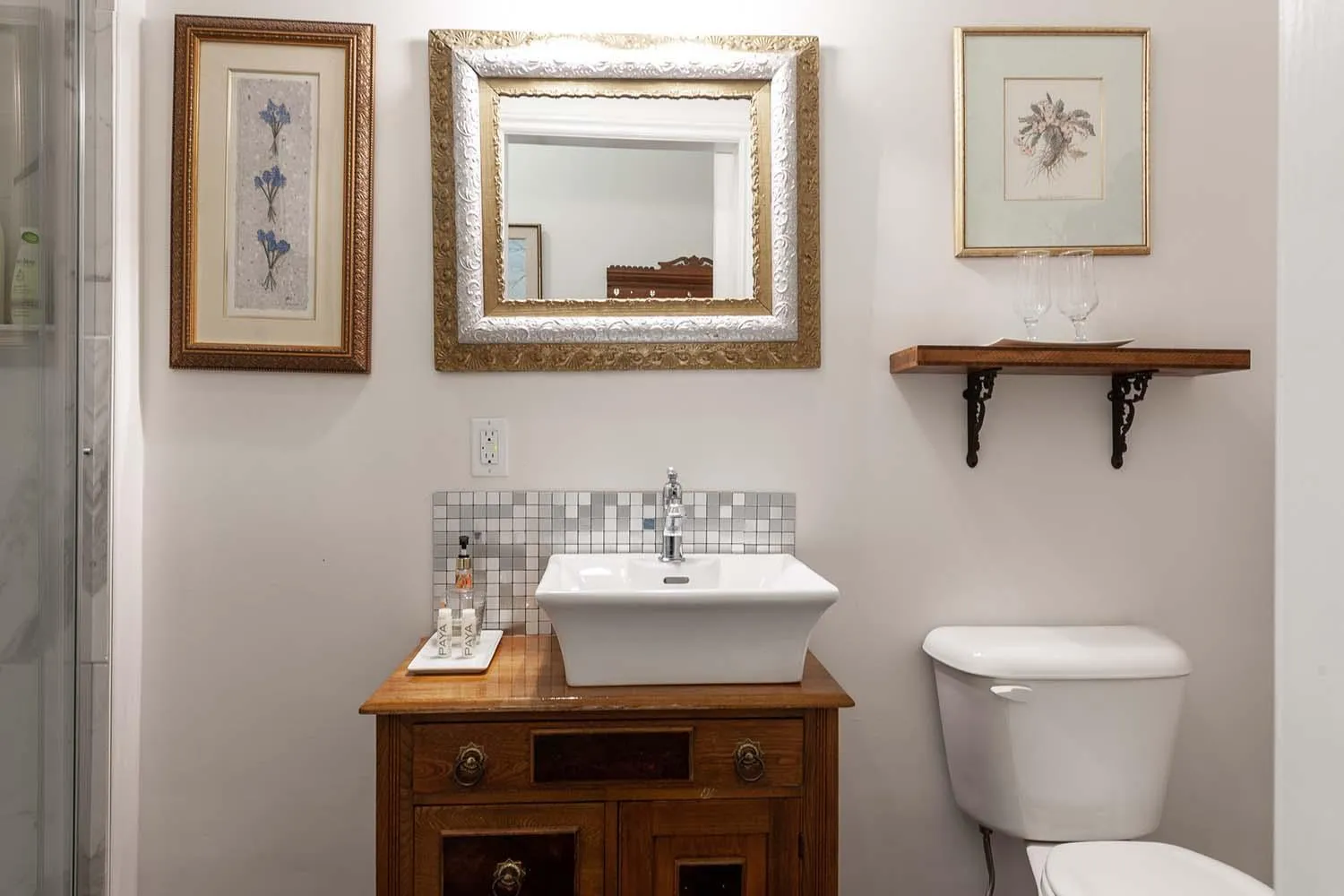 Toilet in Stone Maiden Inn