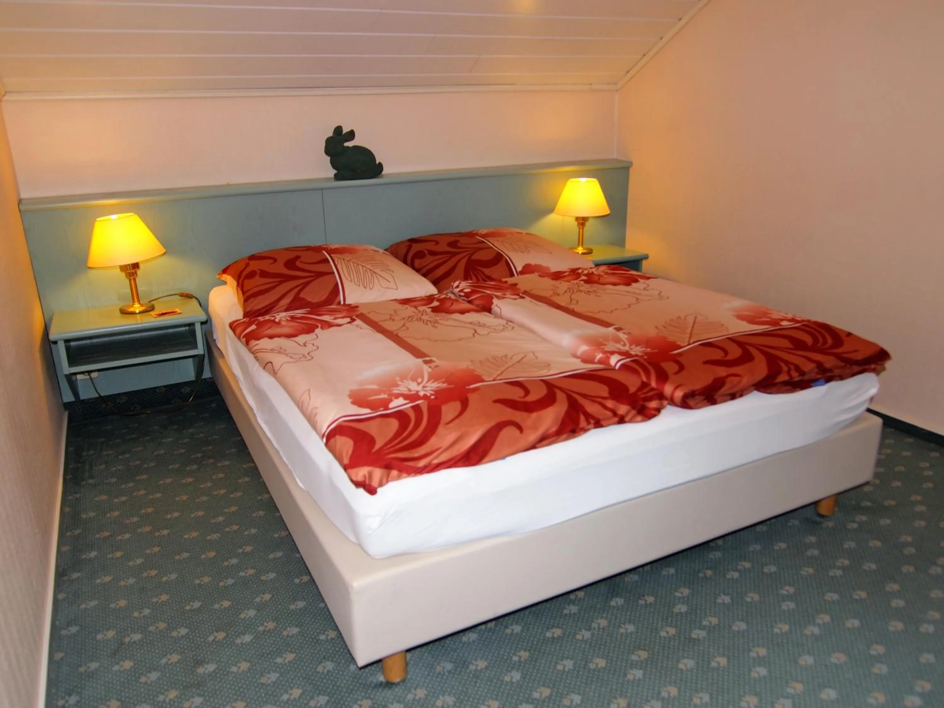 Bedroom, Bed in Hotel Grüner Baum