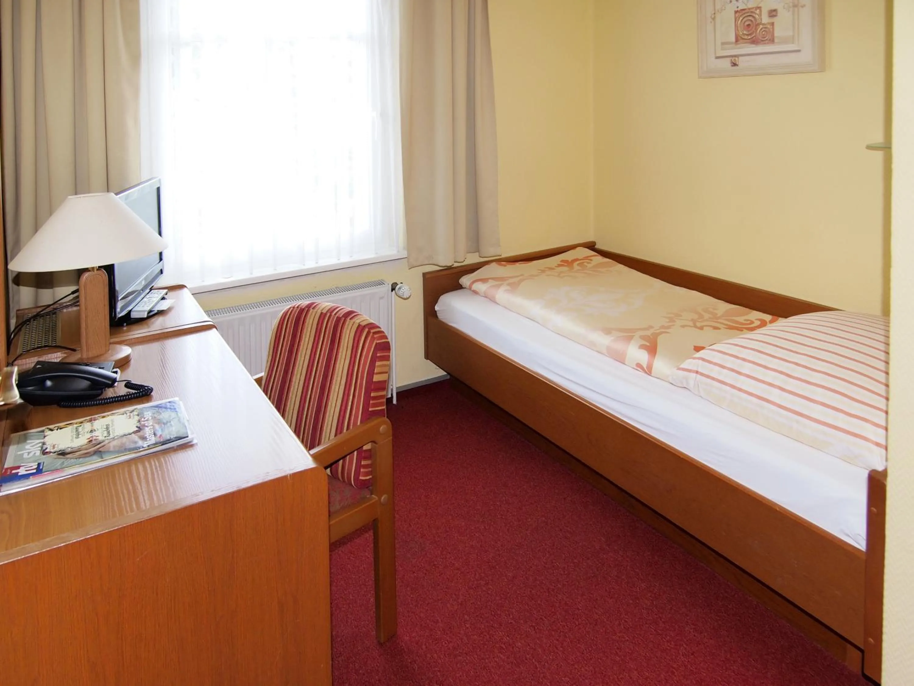Bedroom, Bed in Hotel Grüner Baum
