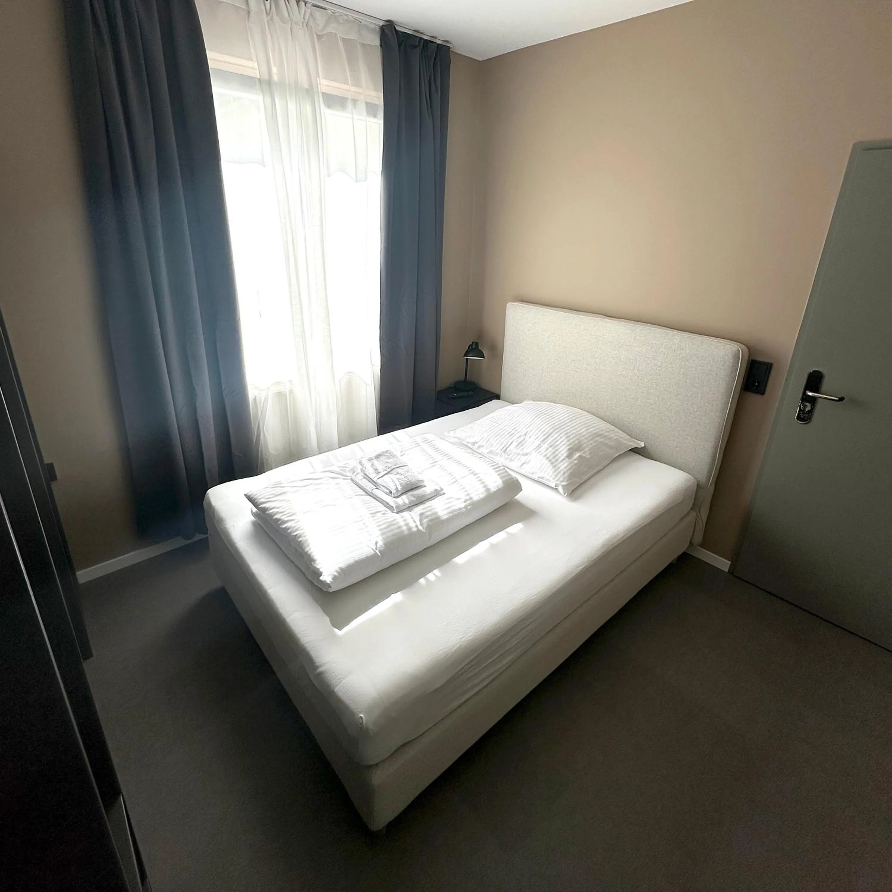 Single Room with Bathroom - single occupancy in Benztown Hotel Gästehaus
