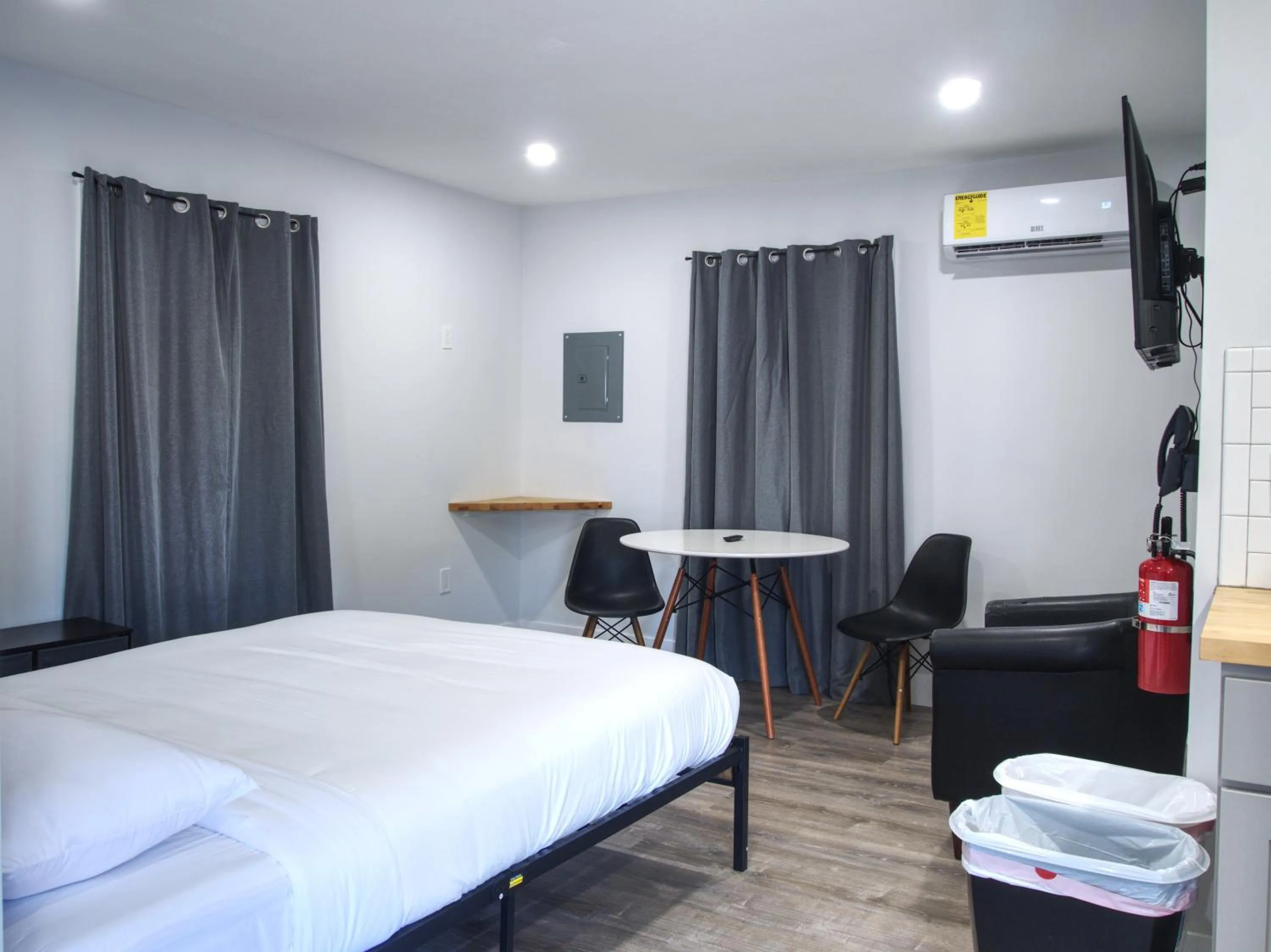 Seating area, Bed in Vermont Suites