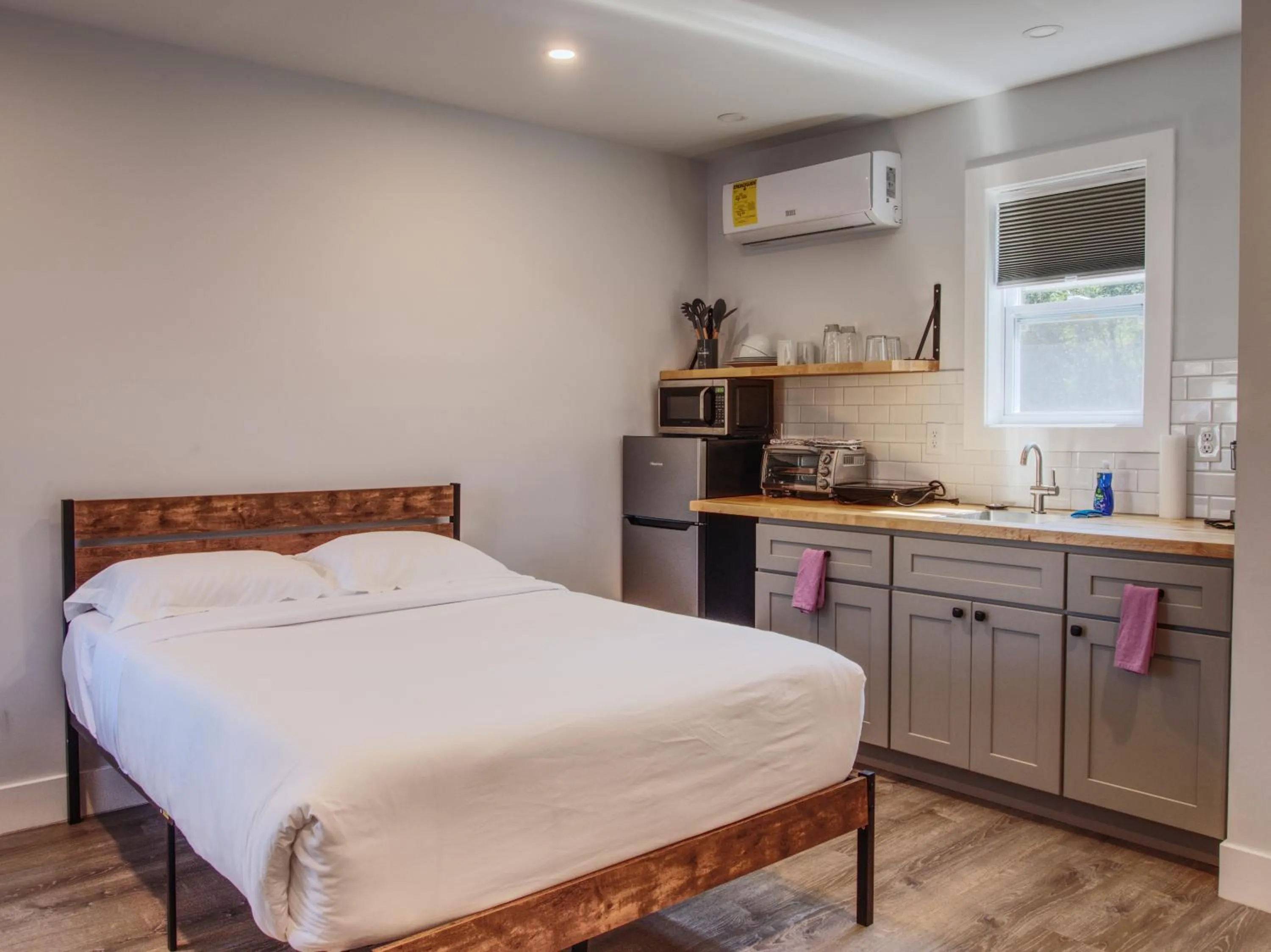 Photo of the whole room, Bed in Vermont Suites