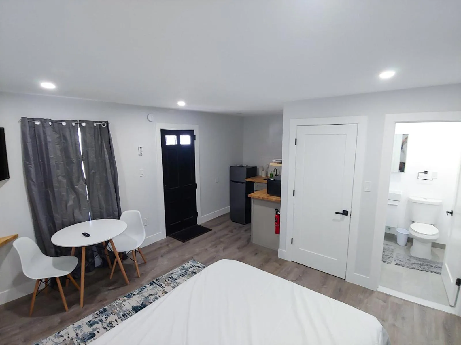 Photo of the whole room, Bed in Vermont Suites