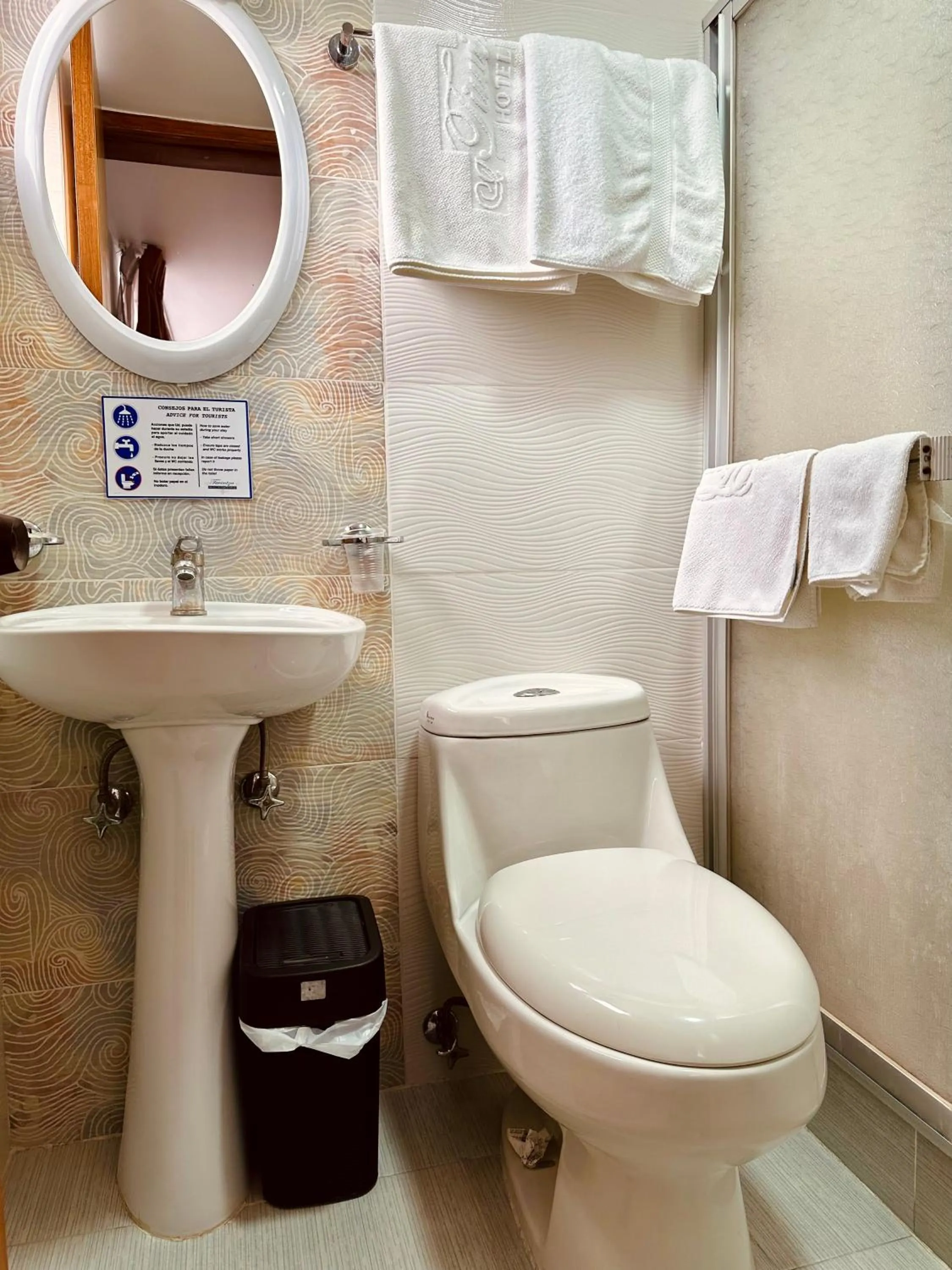 Toilet in Hotel Tiwintza Internacional