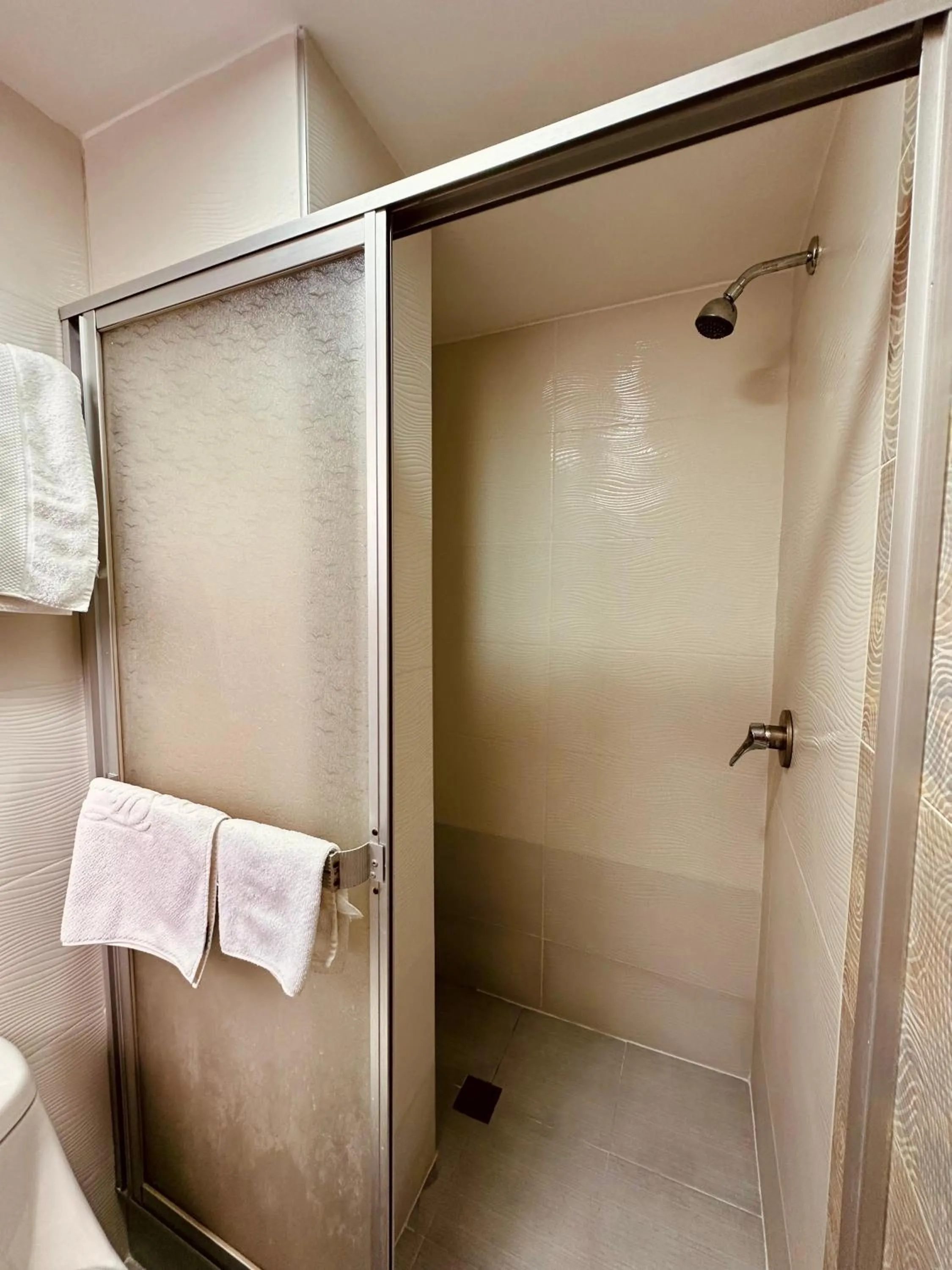 Shower in Hotel Tiwintza Internacional