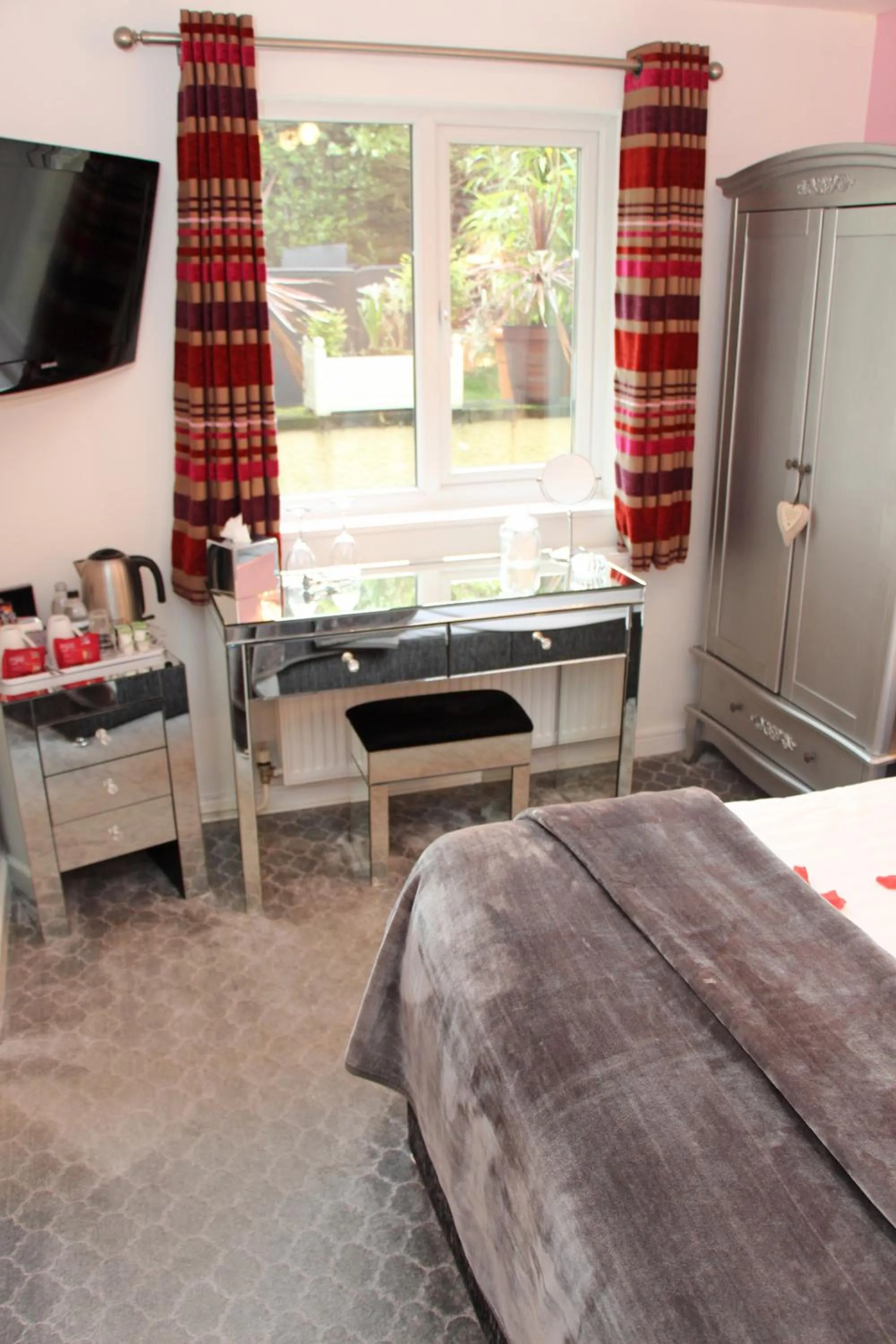 Bedroom, Bed in St John's Lodge Guest House incl off-site leisure club