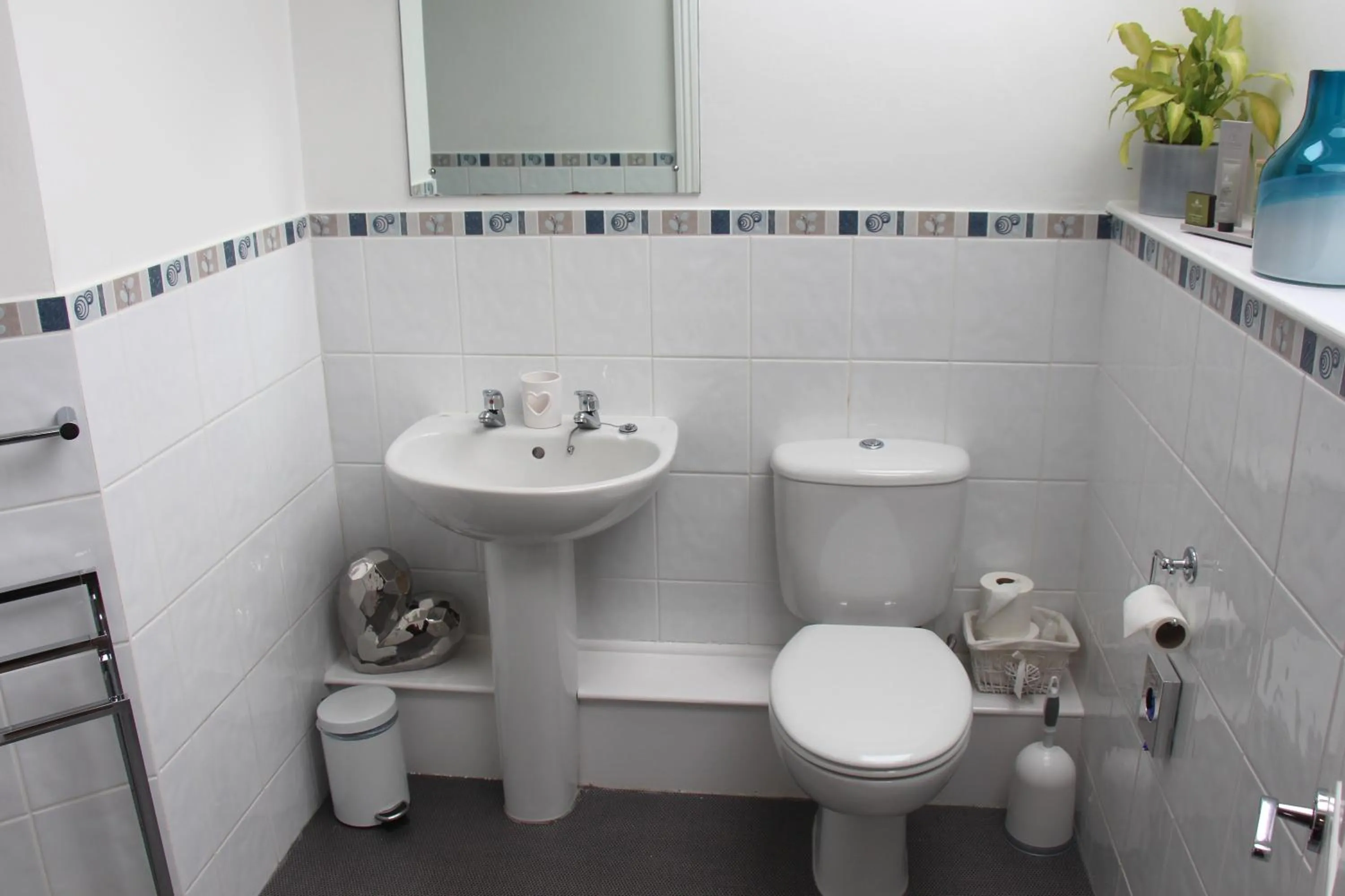 Bathroom in St John's Lodge Guest House incl off-site leisure club