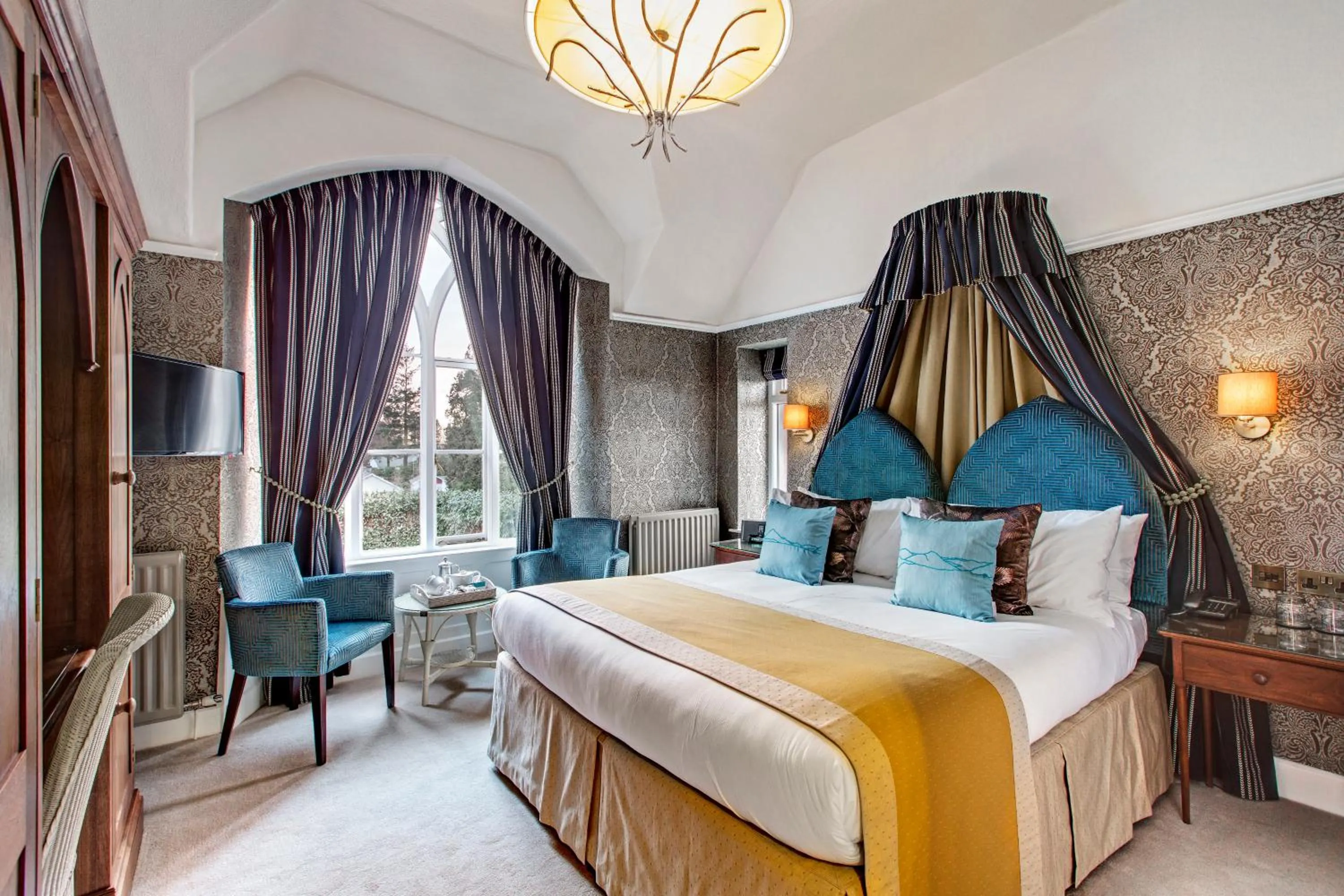 Photo of the whole room, Bed in Cedar Manor