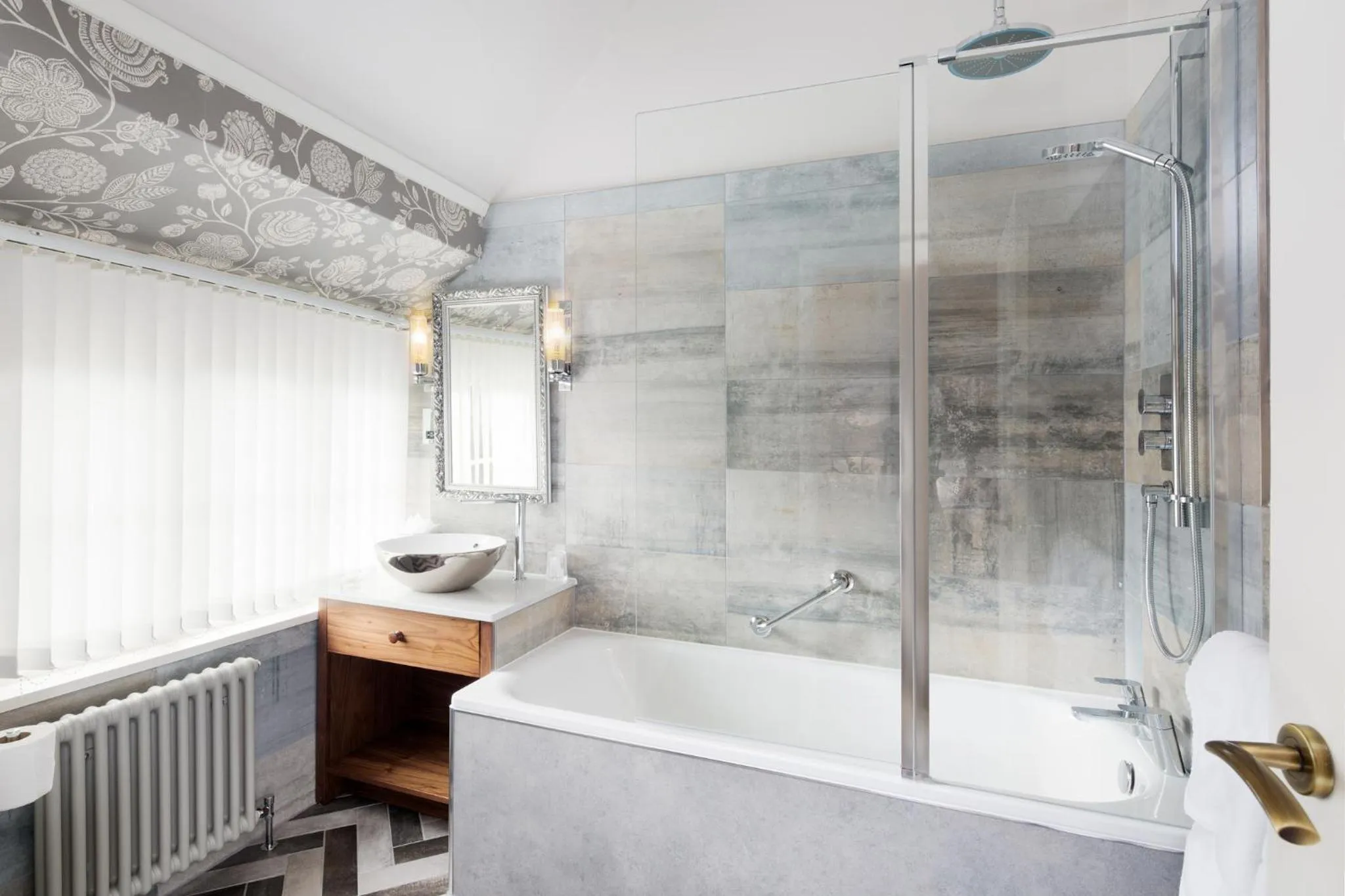Bathroom, Bed in Cedar Manor