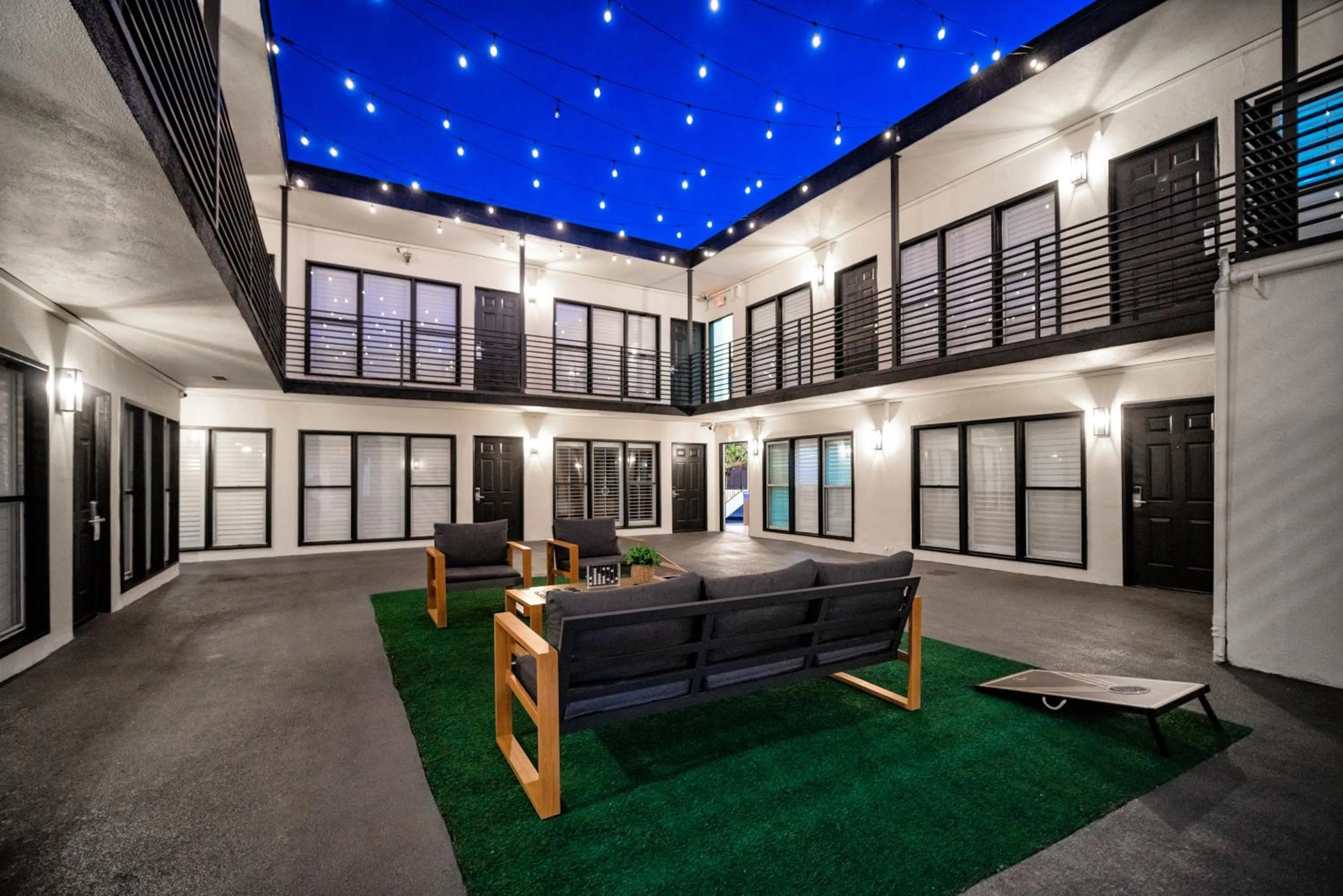 Inner courtyard view in LYFE INN & SUITES by AGA - Beverly Hills