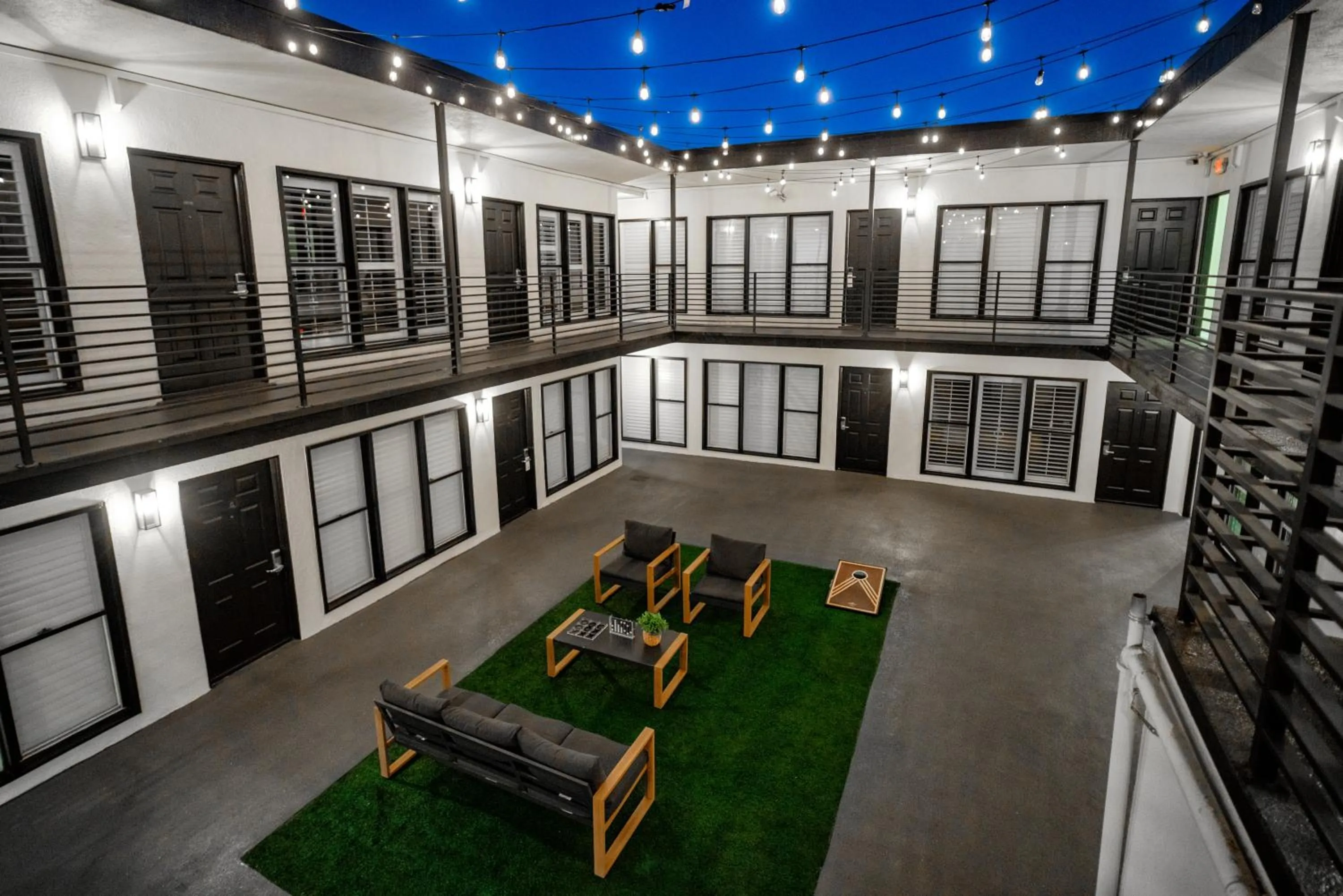 Inner courtyard view in LYFE INN & SUITES by AGA - Beverly Hills