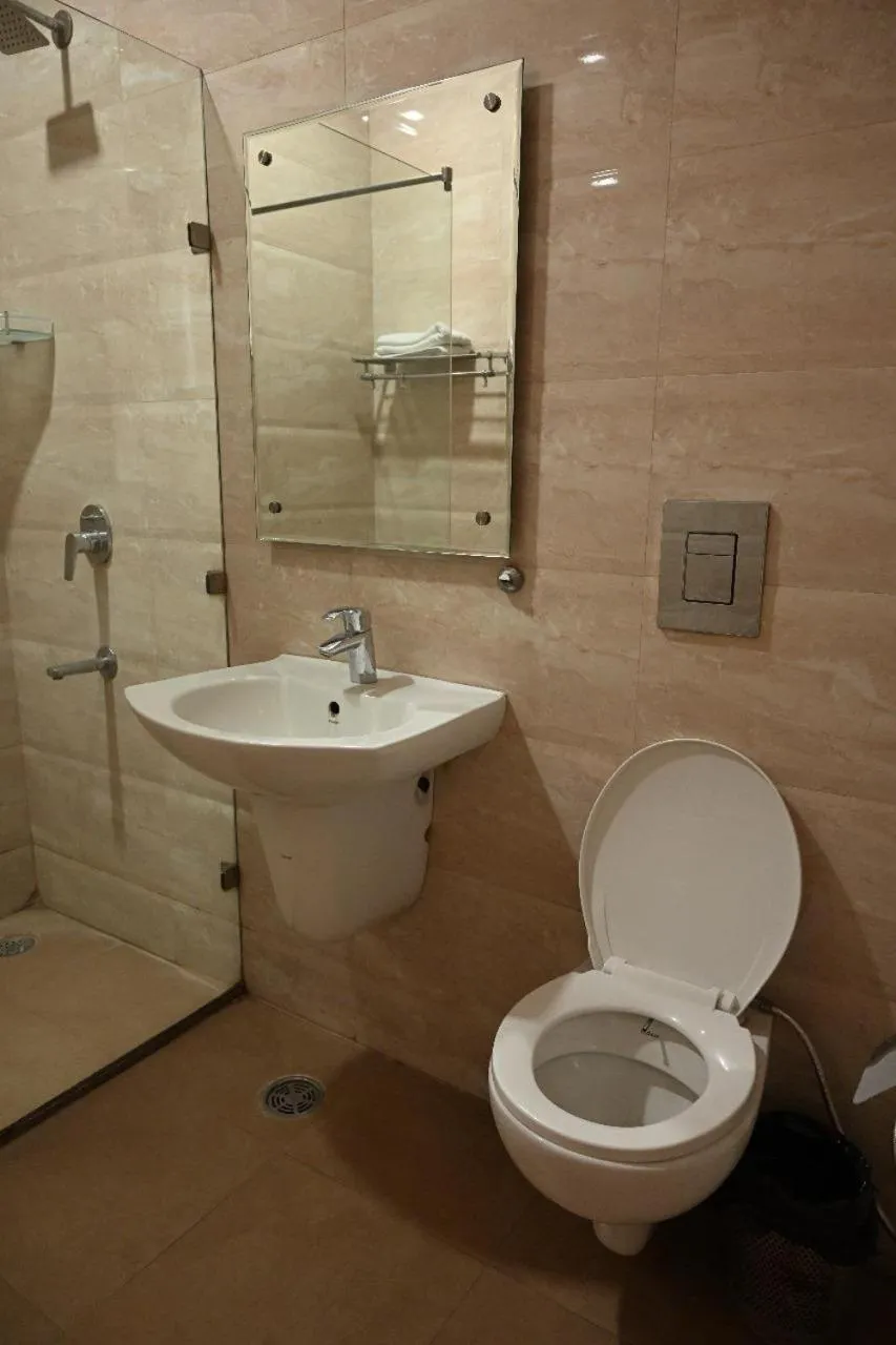 Toilet in Hotel Golden Fern