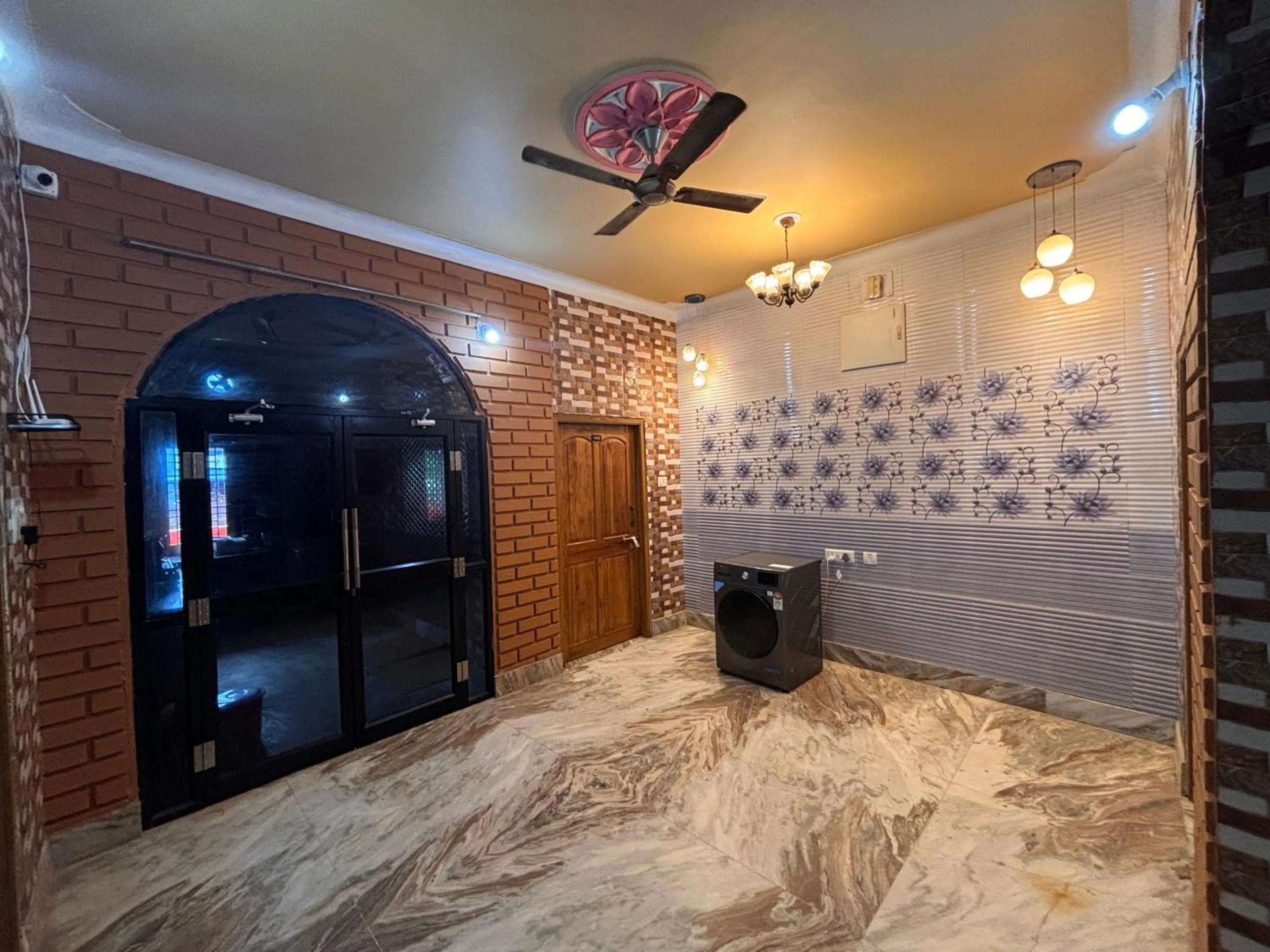 Property building in Dee Dash Inn