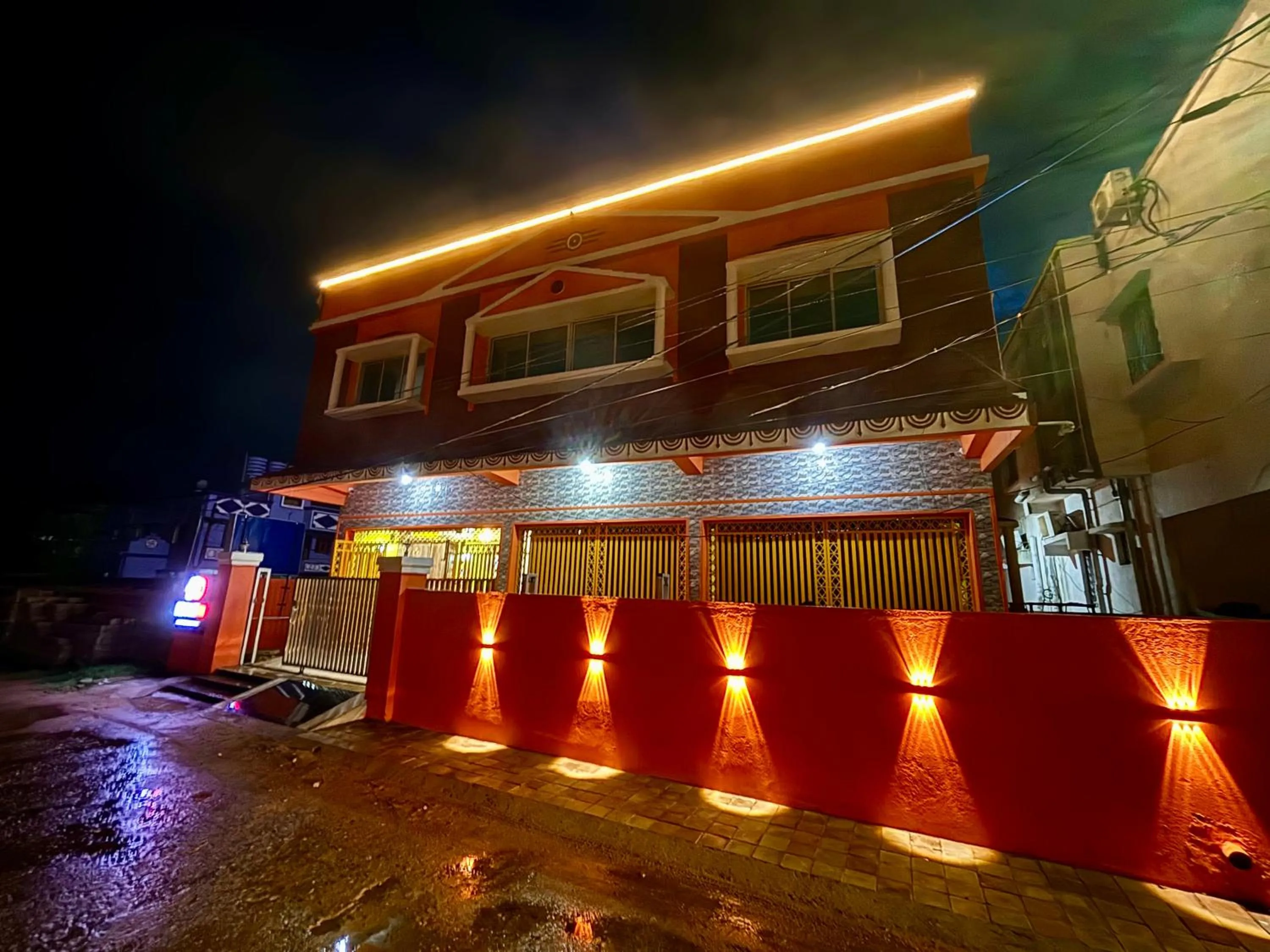 Property building in Dee Dash Inn