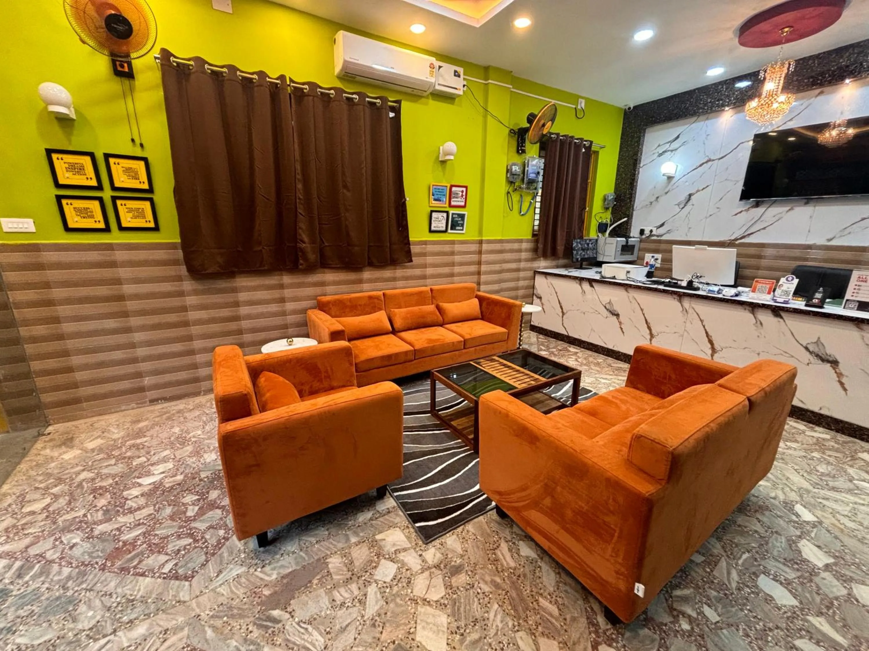 Communal lounge/ TV room in Dee Dash Inn