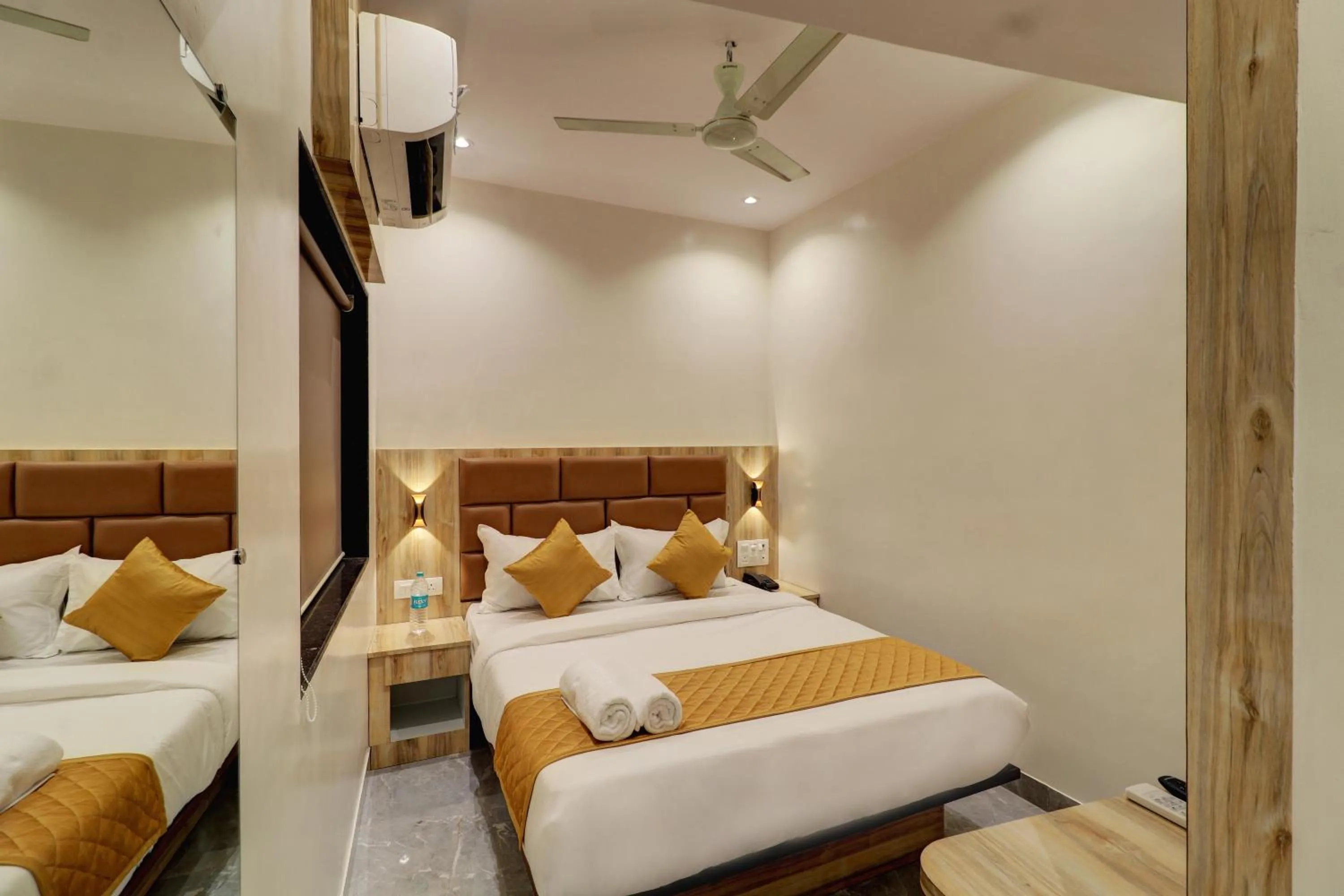 Photo of the whole room, Bed in Hotel Enigma Inn