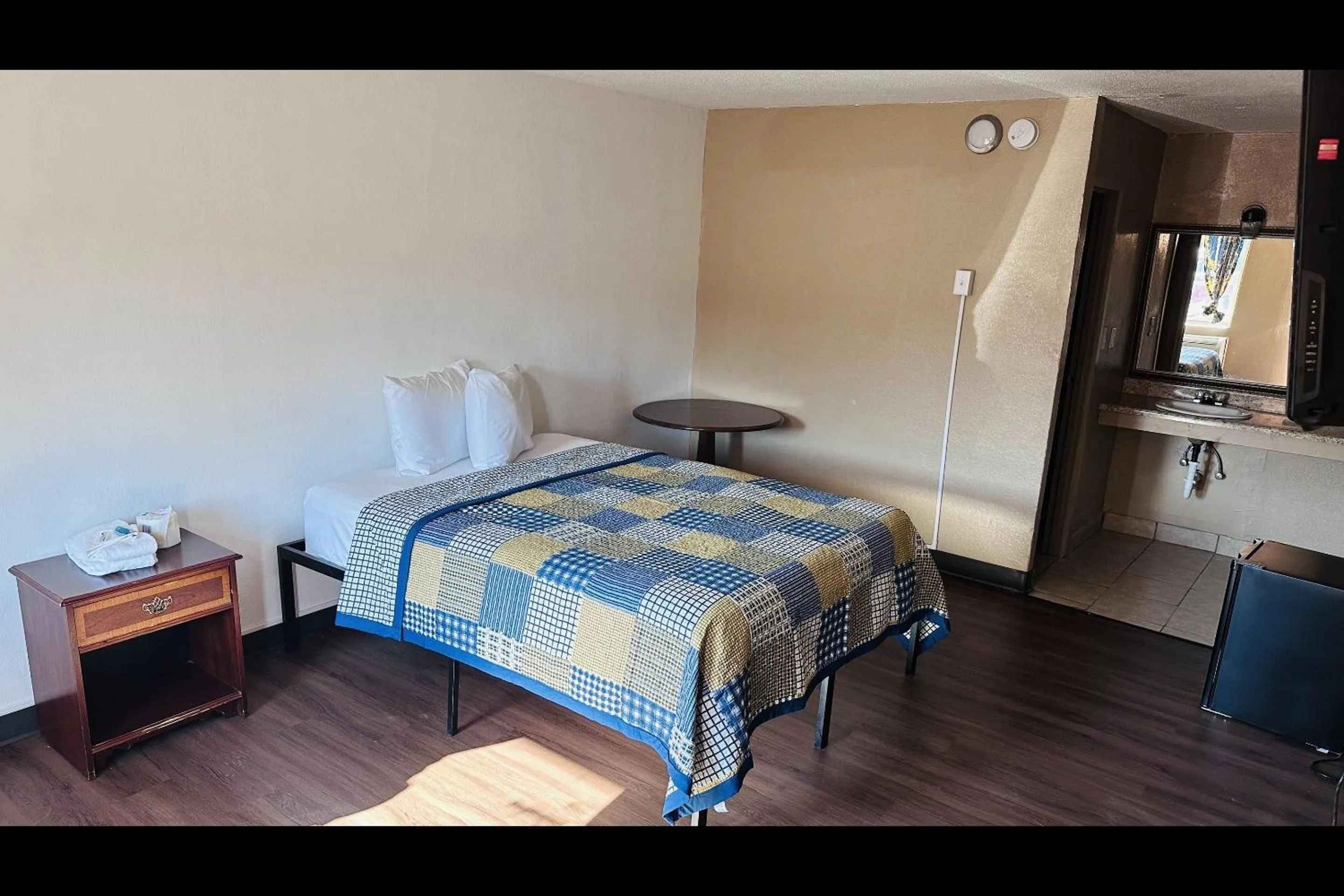 Bedroom, Bed in Hallmark Inn By OYO Fort Wayne