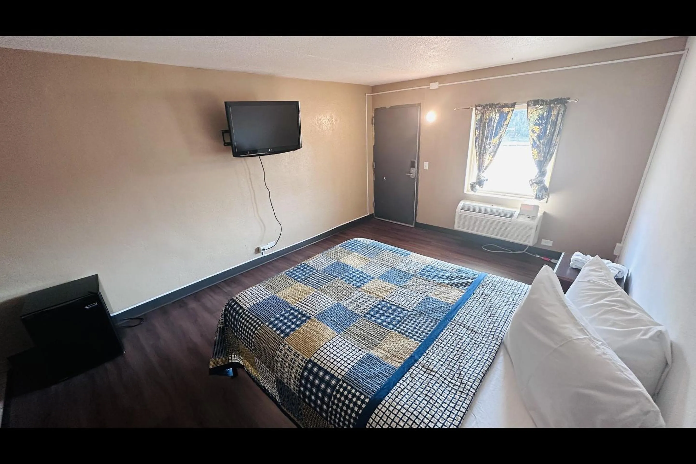 Bedroom, Bed in Hallmark Inn By OYO Fort Wayne