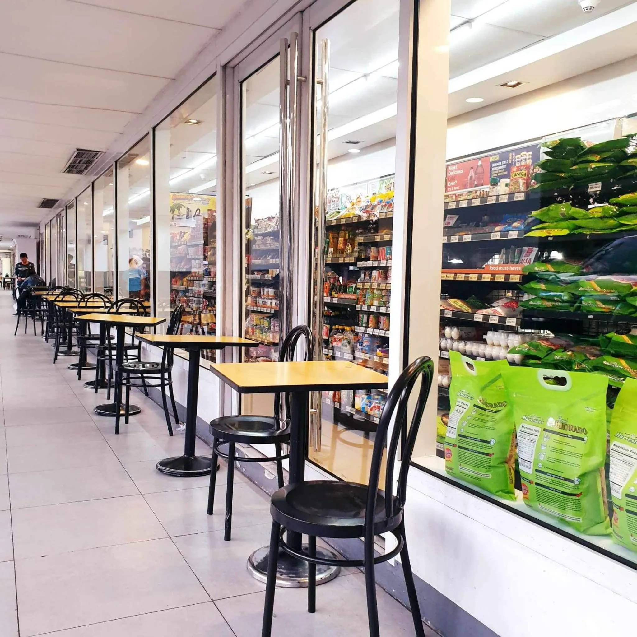 Restaurant/places to eat in Sea Residences MOA Bella Staycation