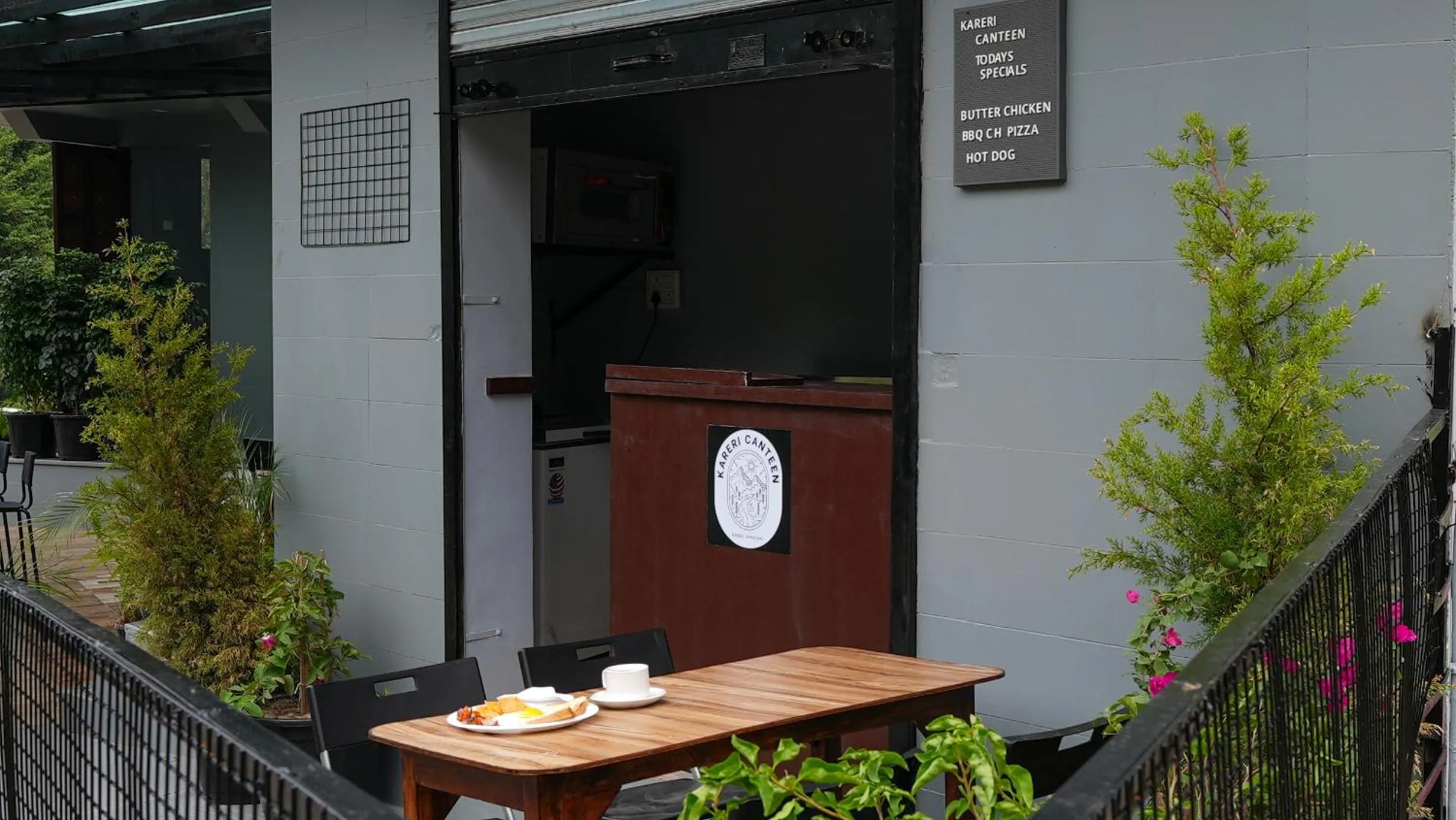 Restaurant/places to eat in Sort By Stays, Kareri