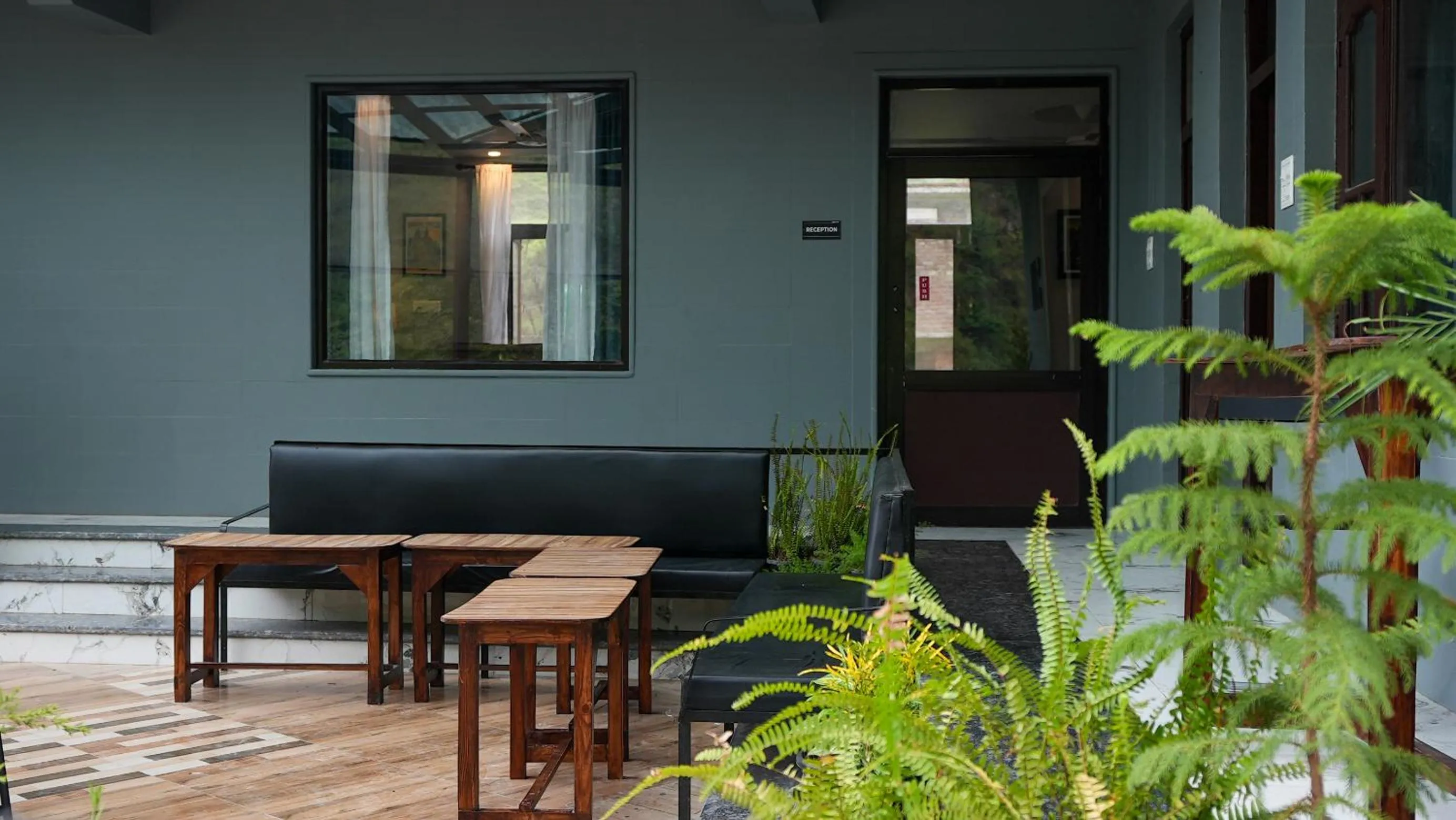 Patio in Sort By Stays, Kareri