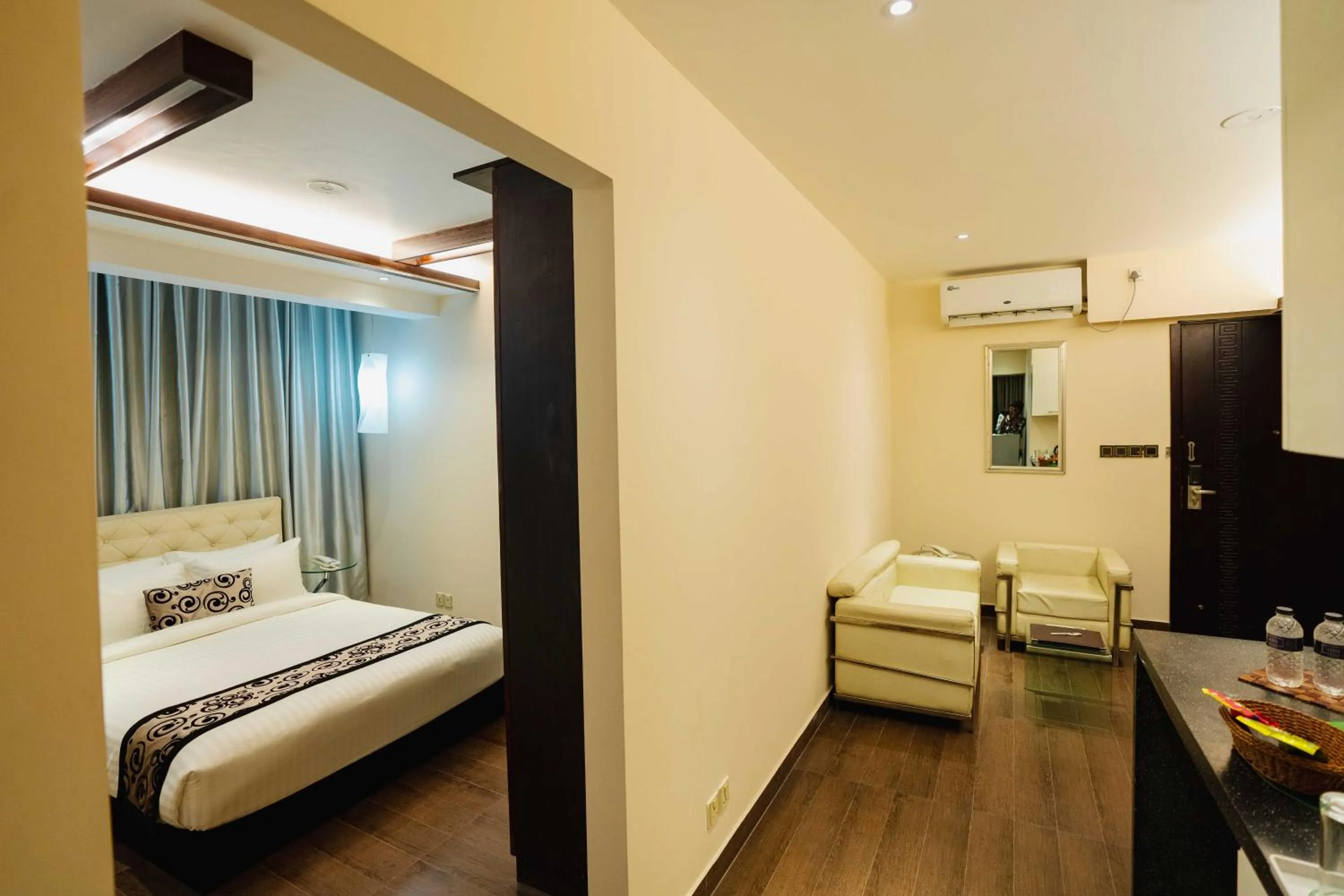 Shower, Bed in Royal Residence Dhaka