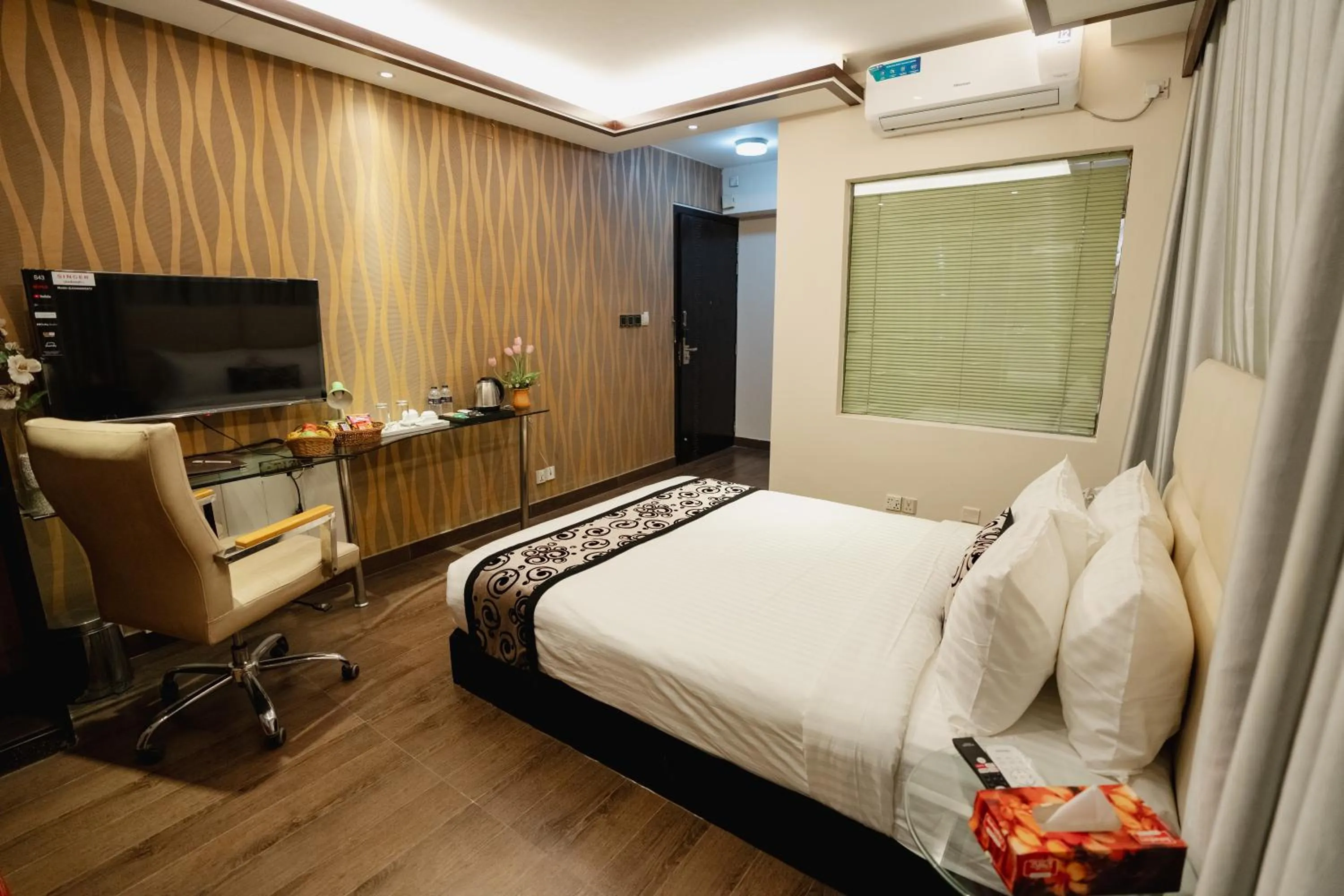 Communal lounge/ TV room, Bed in Royal Residence Dhaka