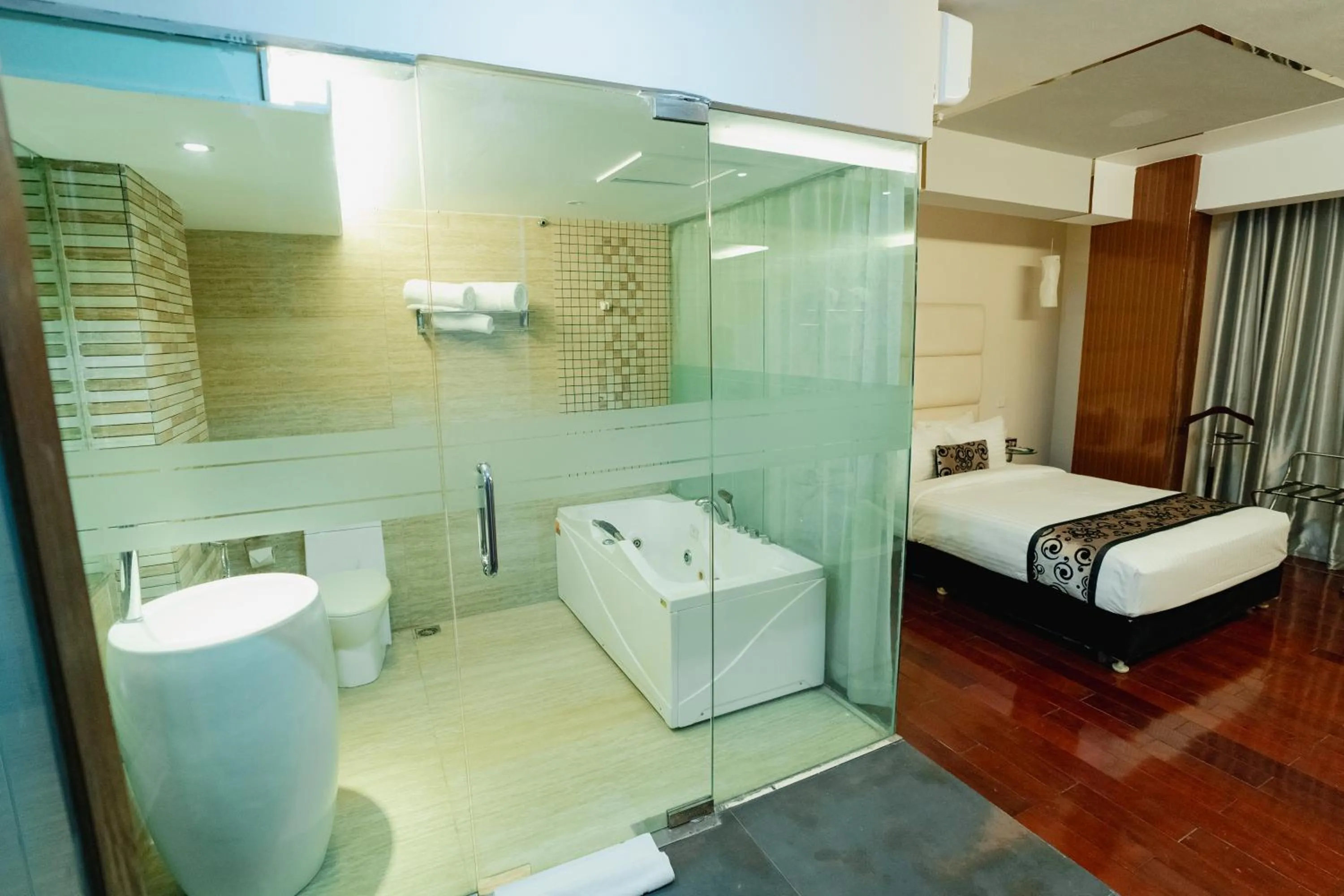 Shower, Bed in Royal Residence Dhaka