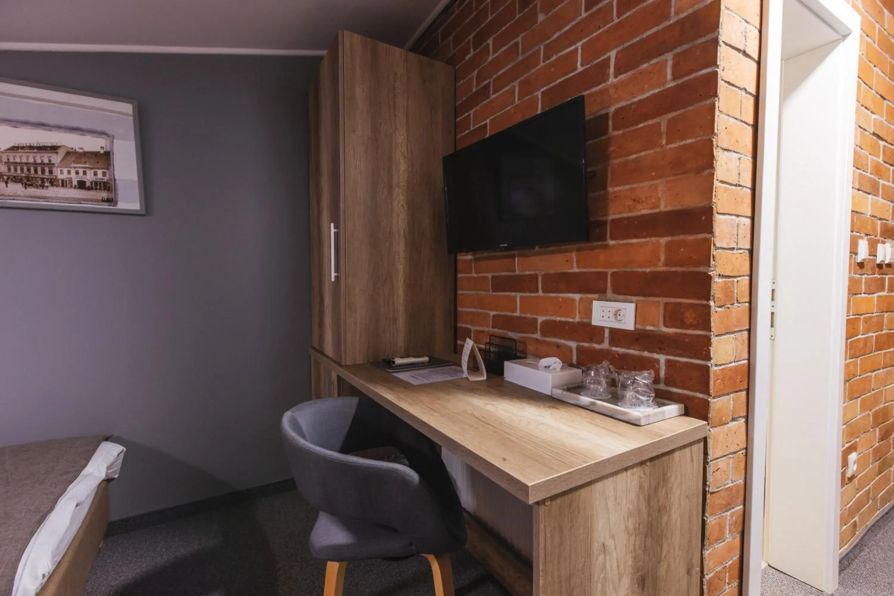 Superior dvokrevetna soba s bračnim krevetom – 105 ft² - single occupancy in Hotel - Pansion Kod Ruže - Strossmayer No 1 - breakfast included Superior dvokrevetna soba s bračnim krevetom – 105 ft² - single occupancy in Hotel - Pansion Kod Ruže - Strossmayer No 1 - breakfast included
